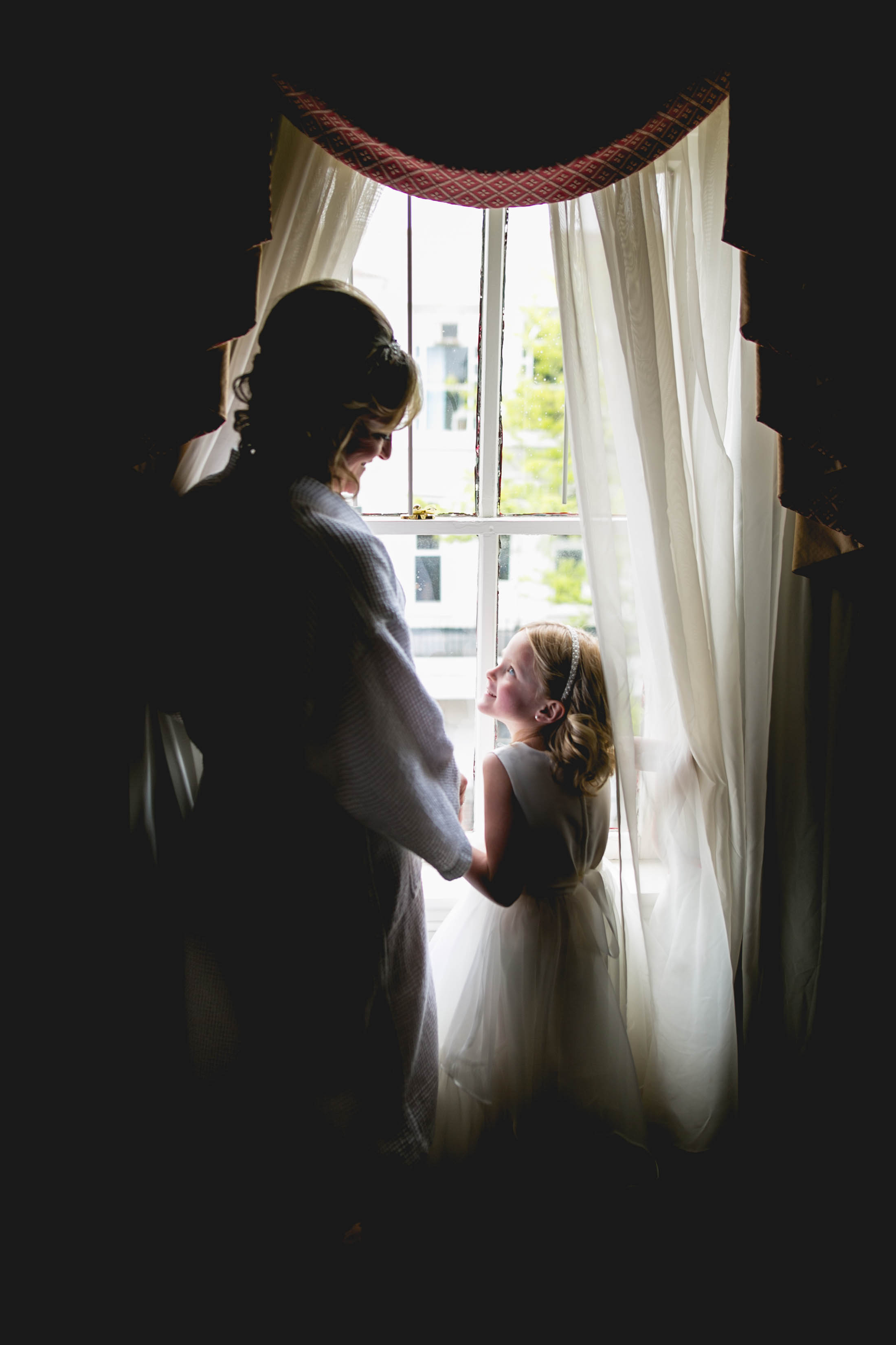 bride-and-flower-girl-wedding-photo-inspo