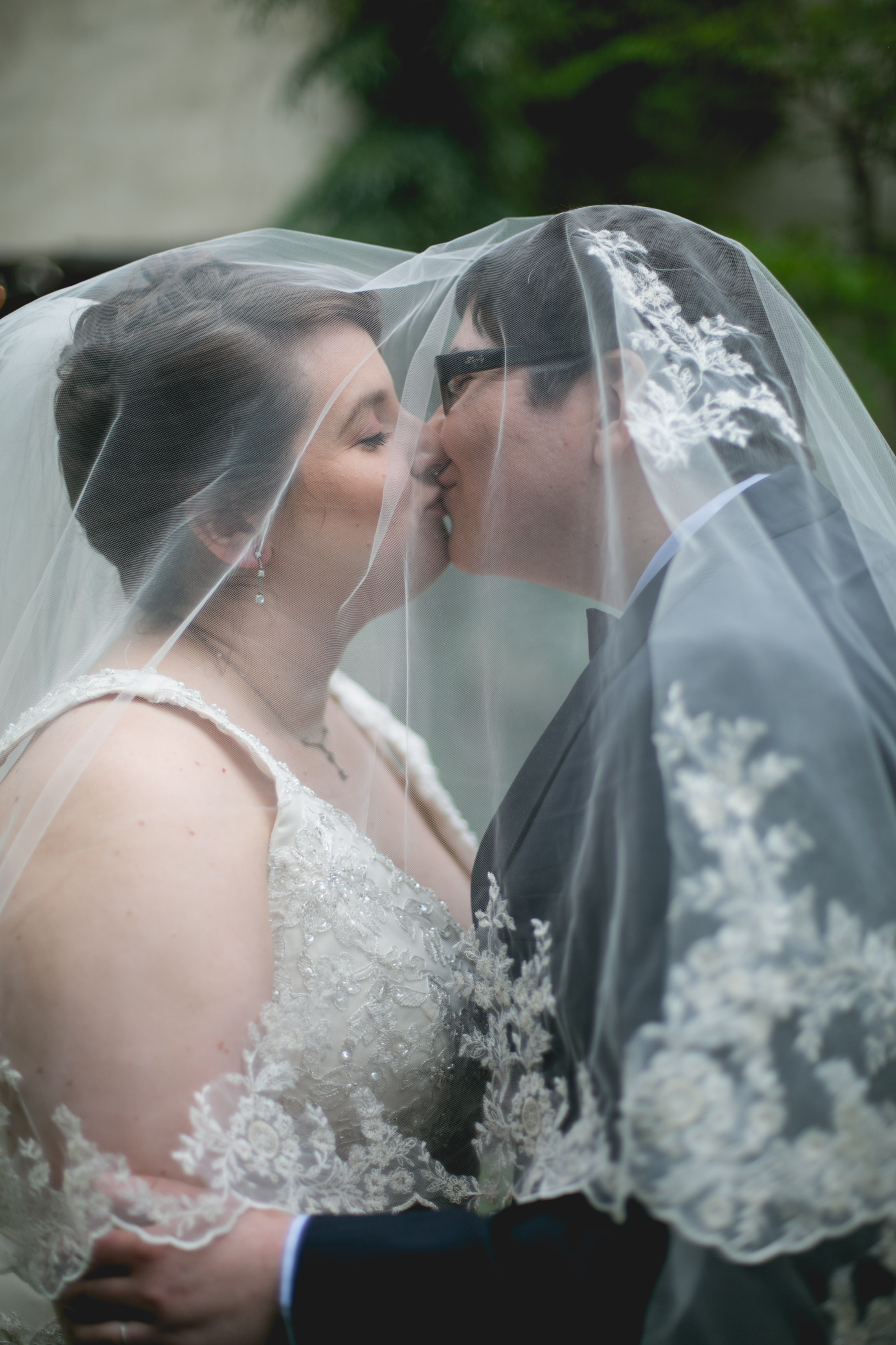 wedding-kiss-photo-with-veil