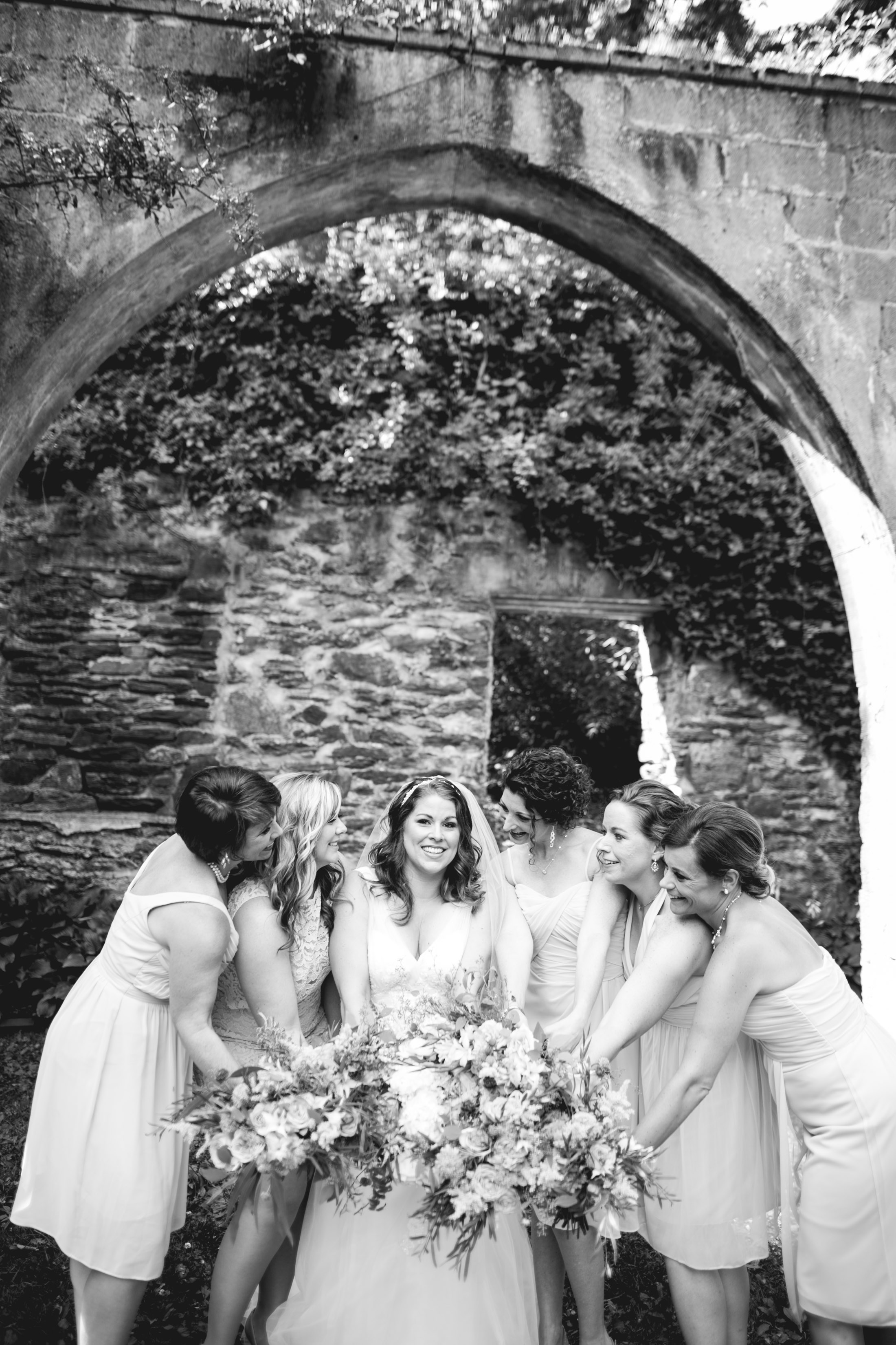 outdoor-bridesmaids-wedding-photos