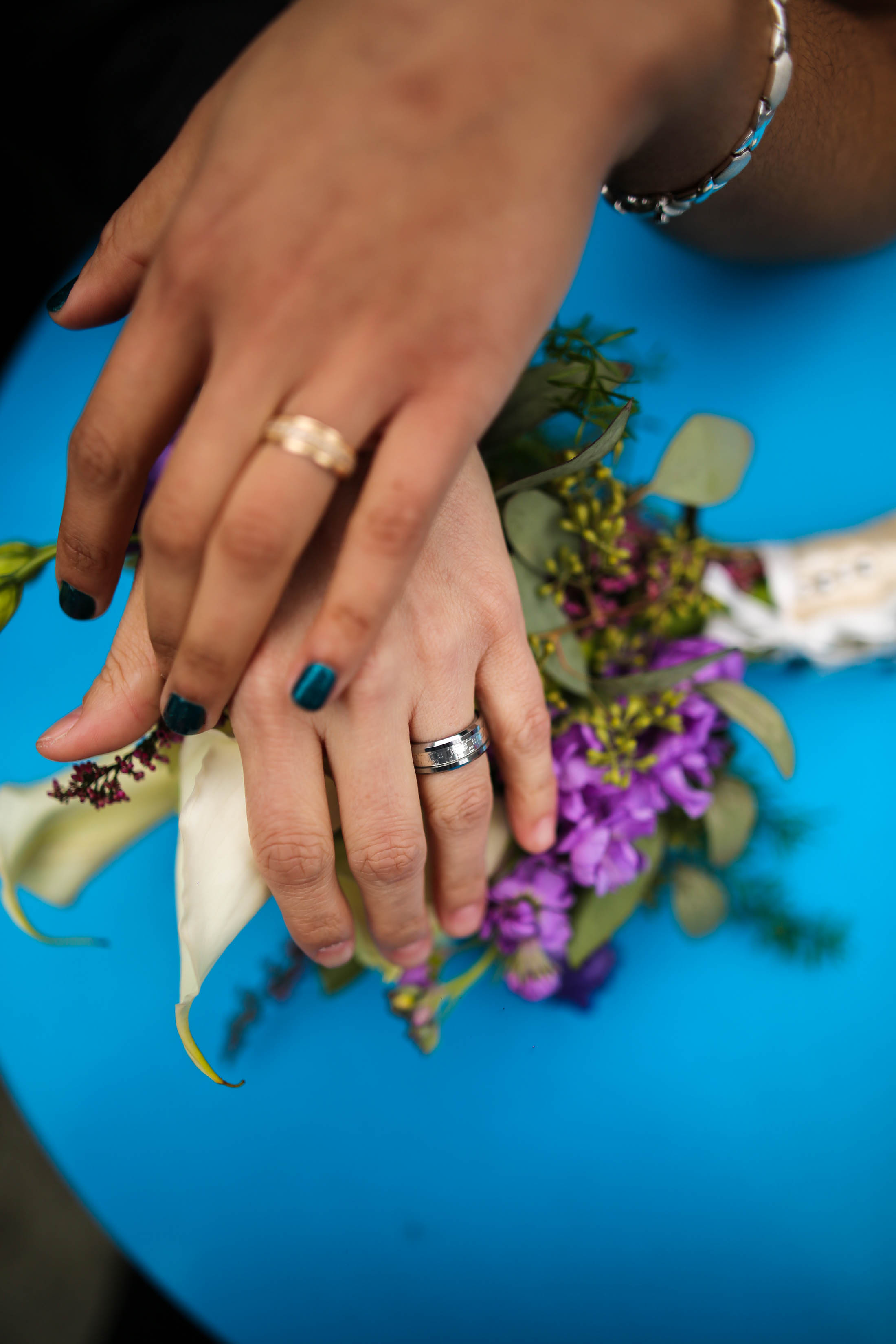 rings-hands-wedding-photo-idea-with-flowers