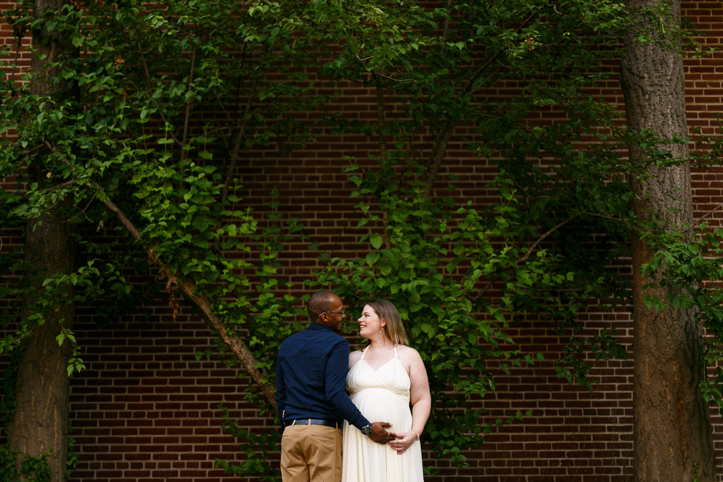 pregnancy-announcement-maternity-photoshoot-inspiration-outdoor-brick-wall