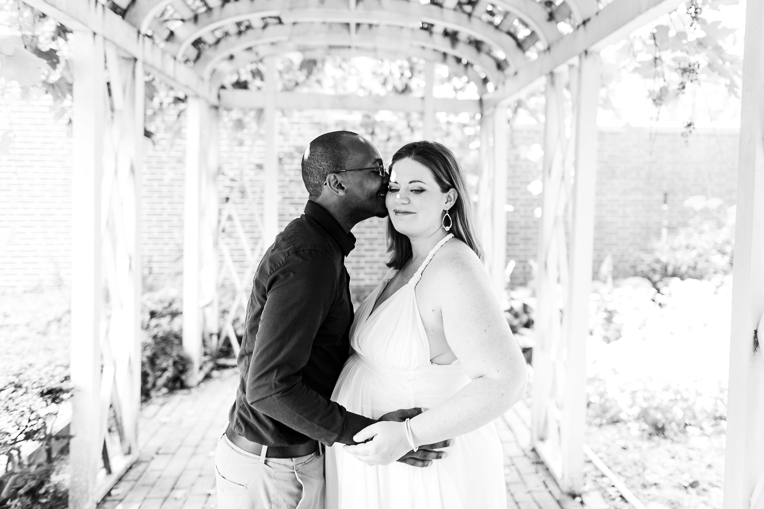 romantic-gazebo-pregnancy-announcement-couples-photo-session