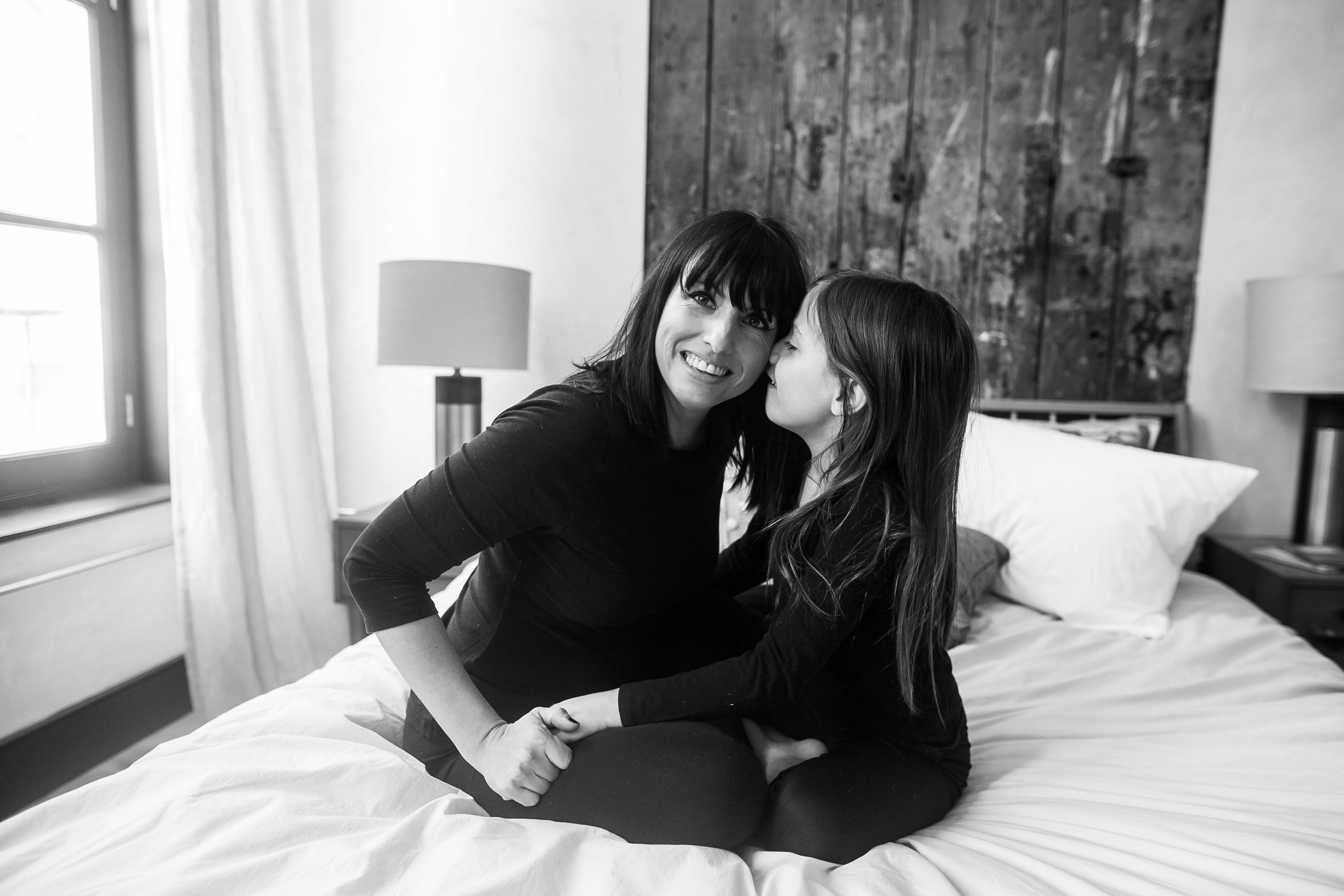 mom-and-daughter-cozy-bed-photo-session