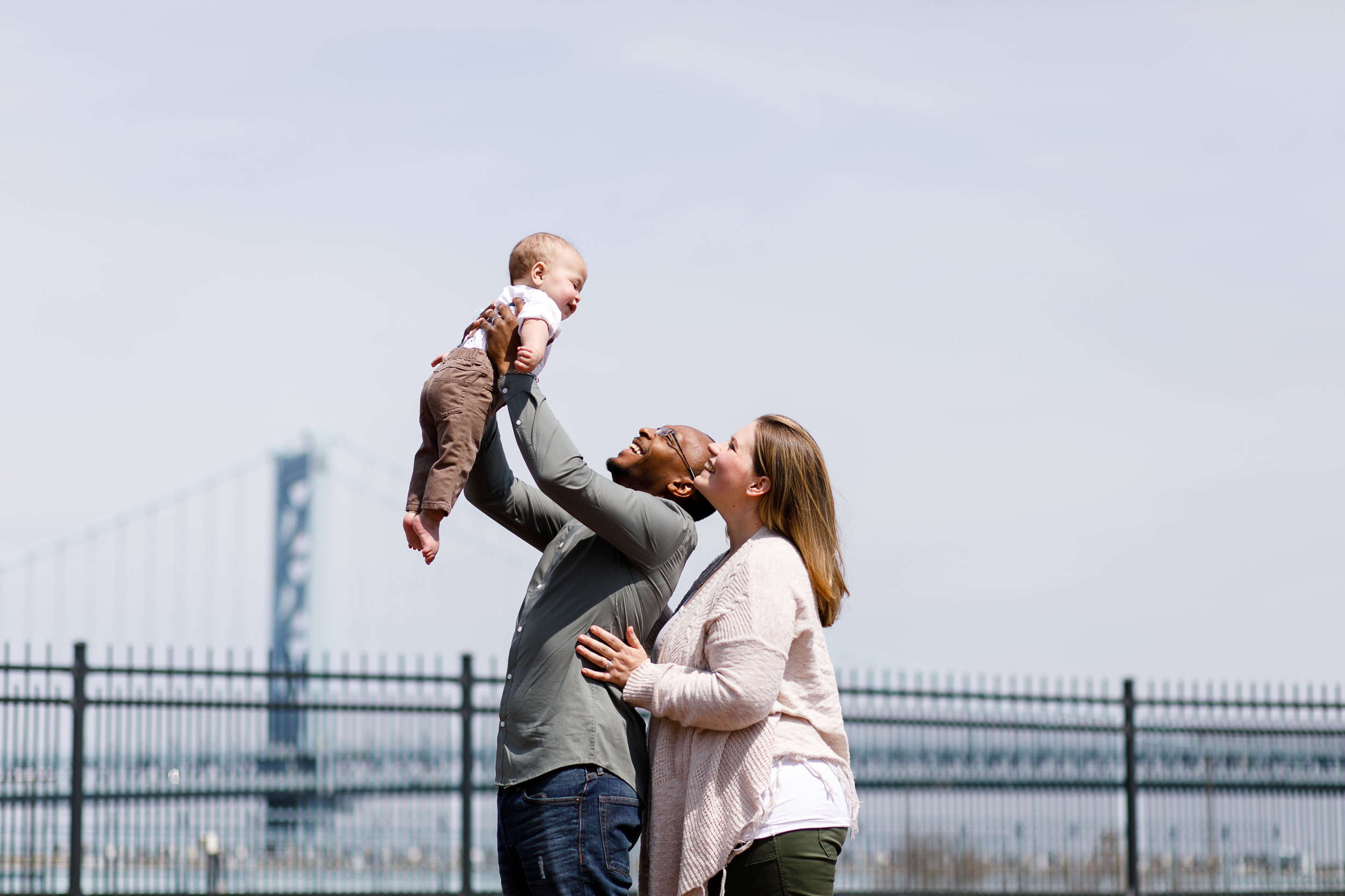 baby-newborn-family-photos-philadelphia-ben-franklin-bridge