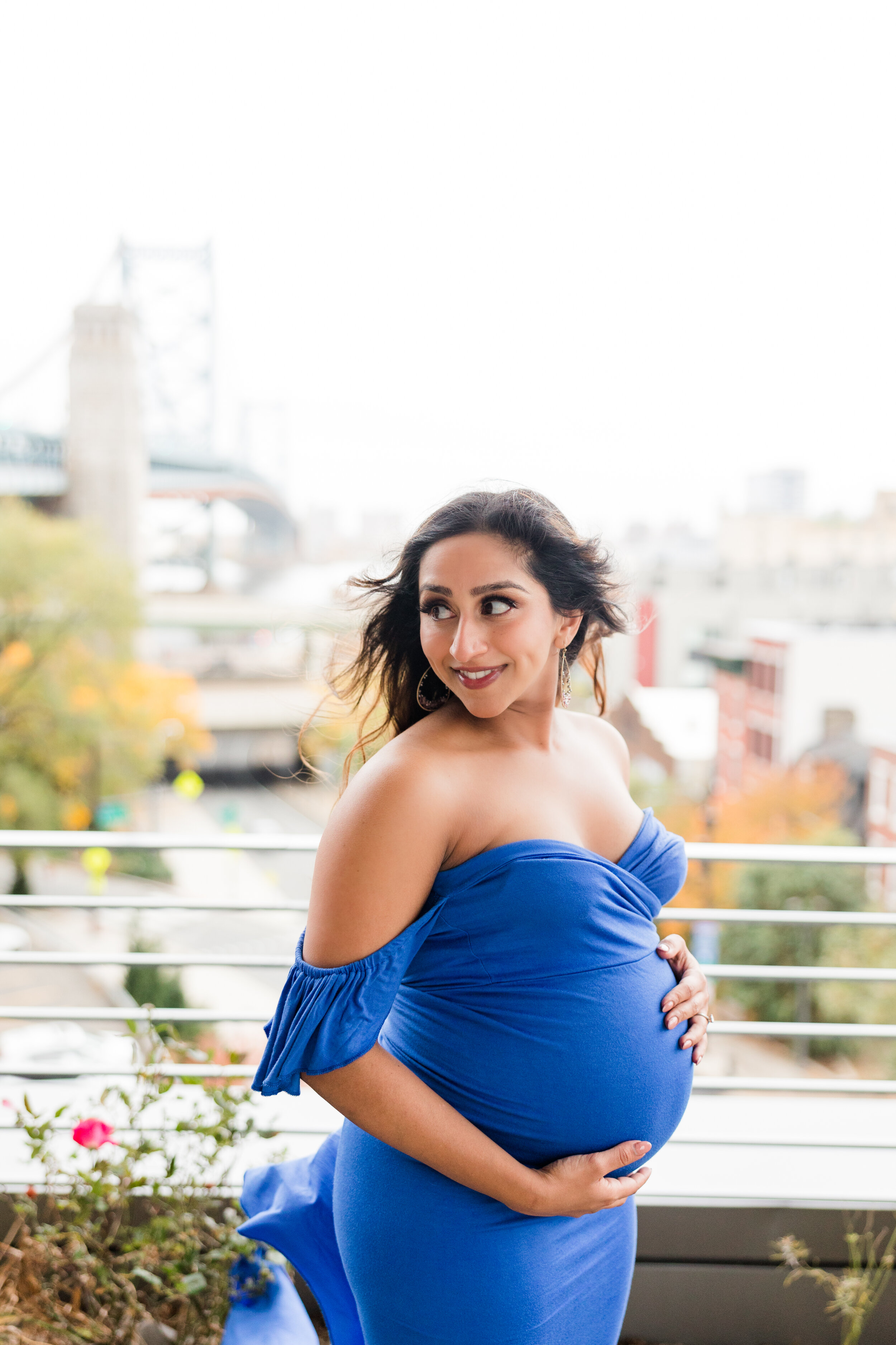 Rooftop-Philly-Glam-Maternity-Session-Bridge-On-Race-Old-City14.jpg