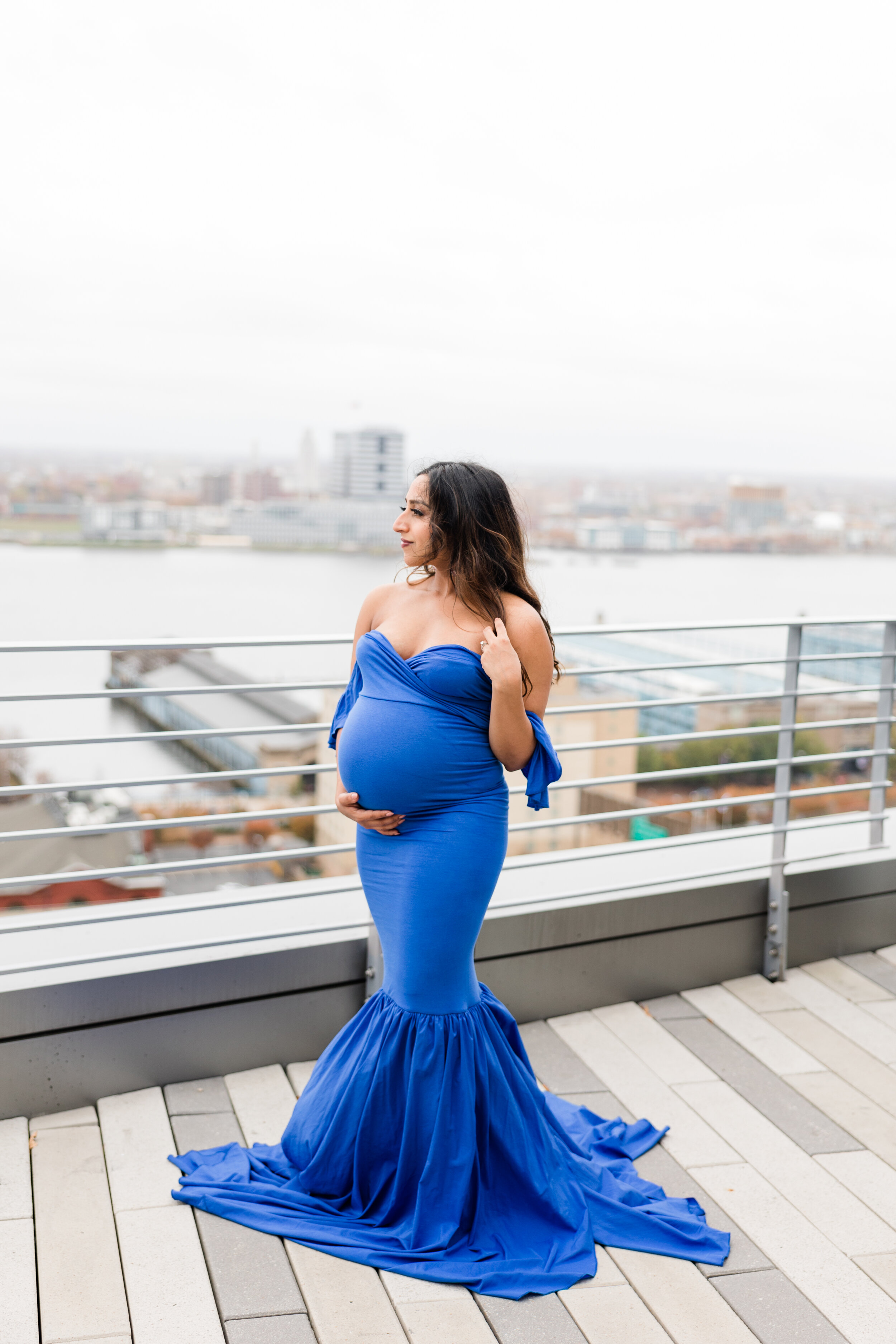 Rooftop-Philly-Glam-Maternity-Session-Bridge-On-Race-Old-City18.jpg