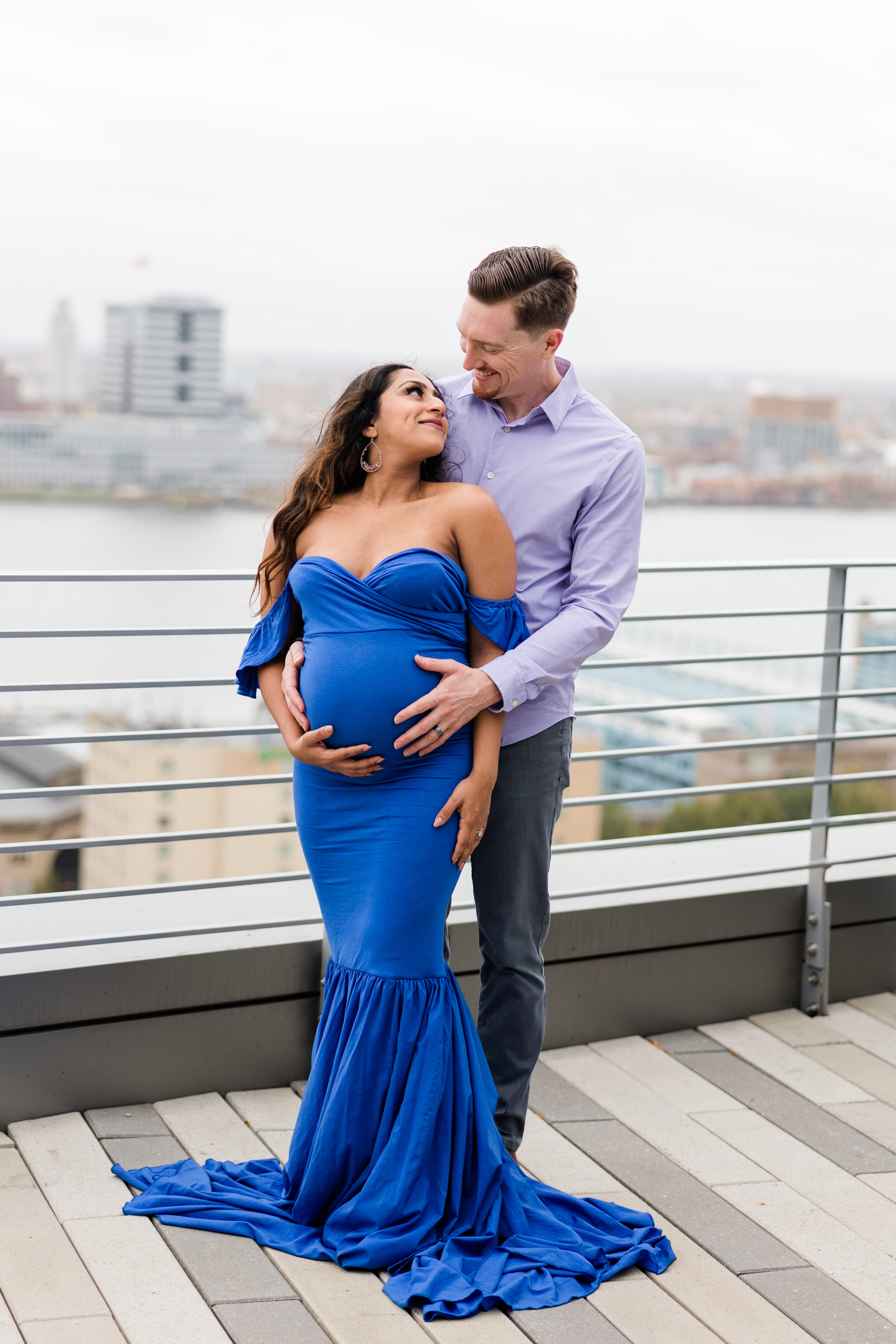 Rooftop-Philly-Glam-Maternity-Session-Bridge-On-Race-Old-City20.jpg