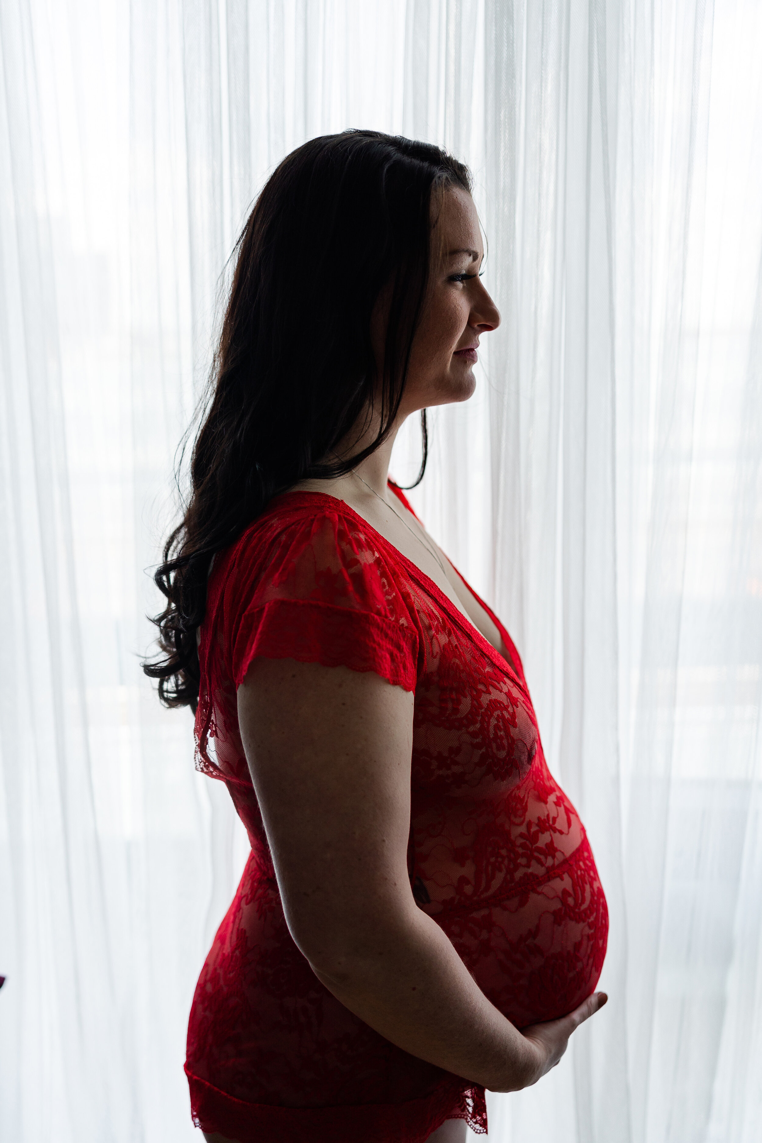 maternity-boudoir-photo-inspiration-sexy-pregnant-profile-pose