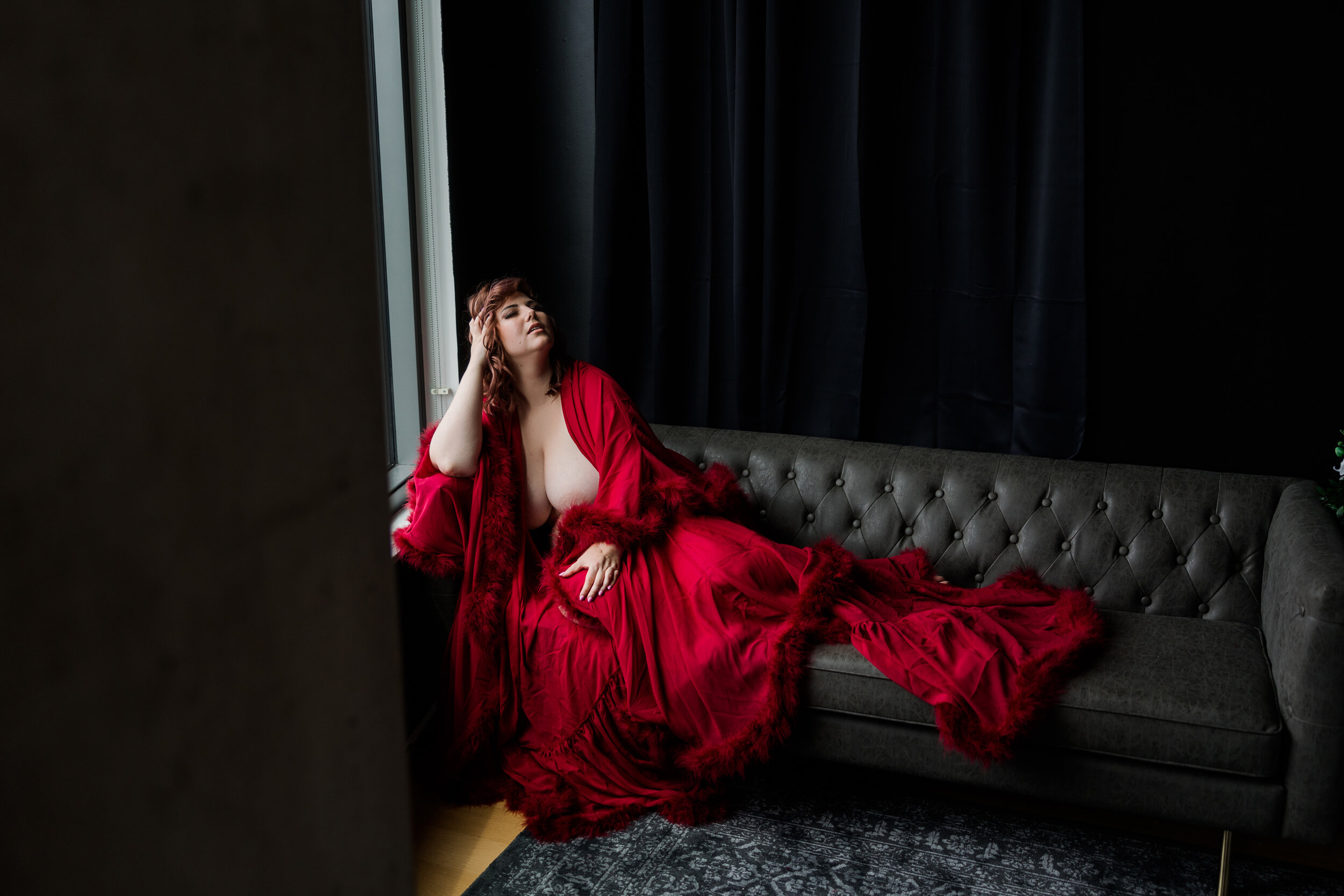 dramatic-moody-boudoir-photo-feather-dressing-gown