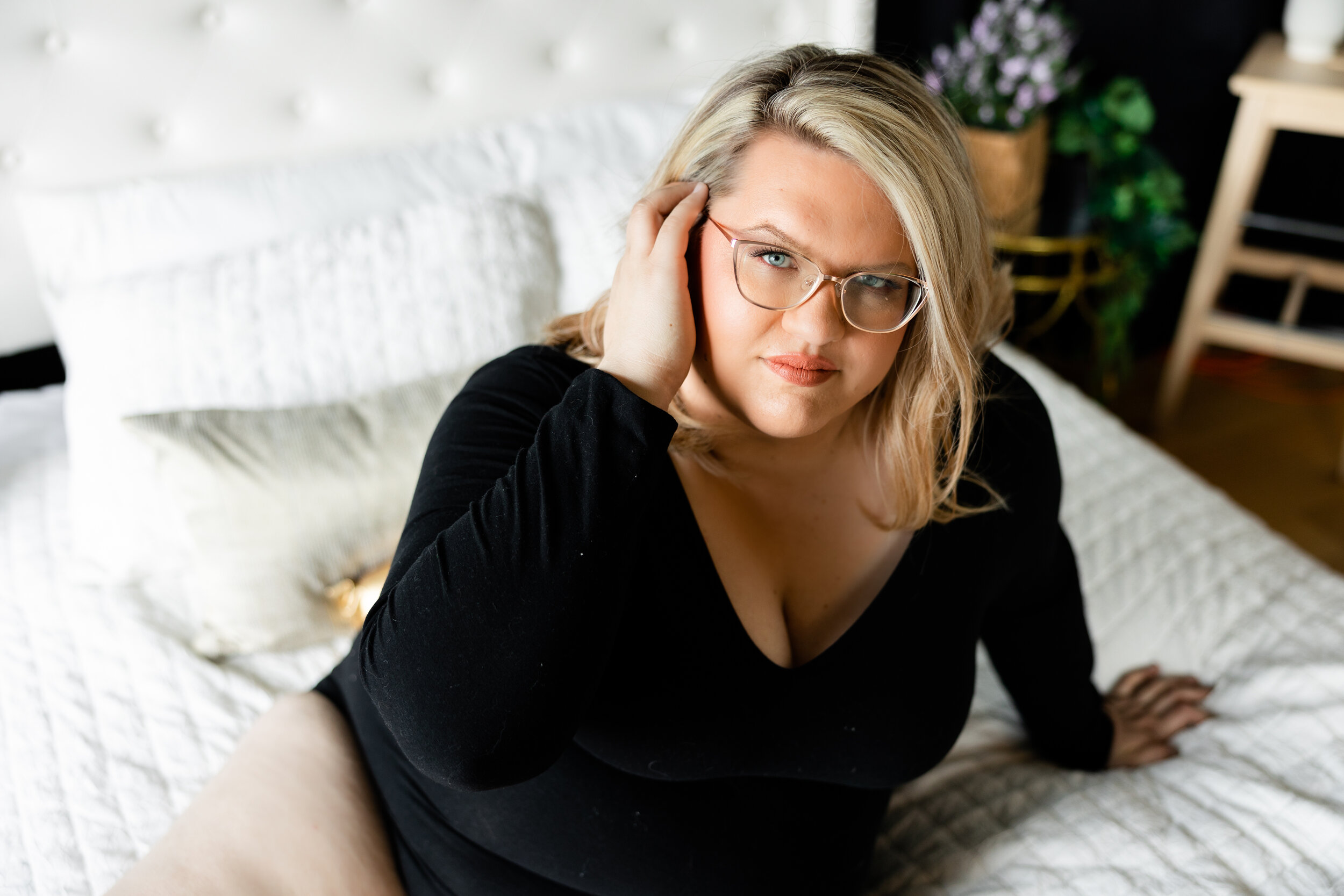 boudoir-photography-posing-plus-size-with-glasses