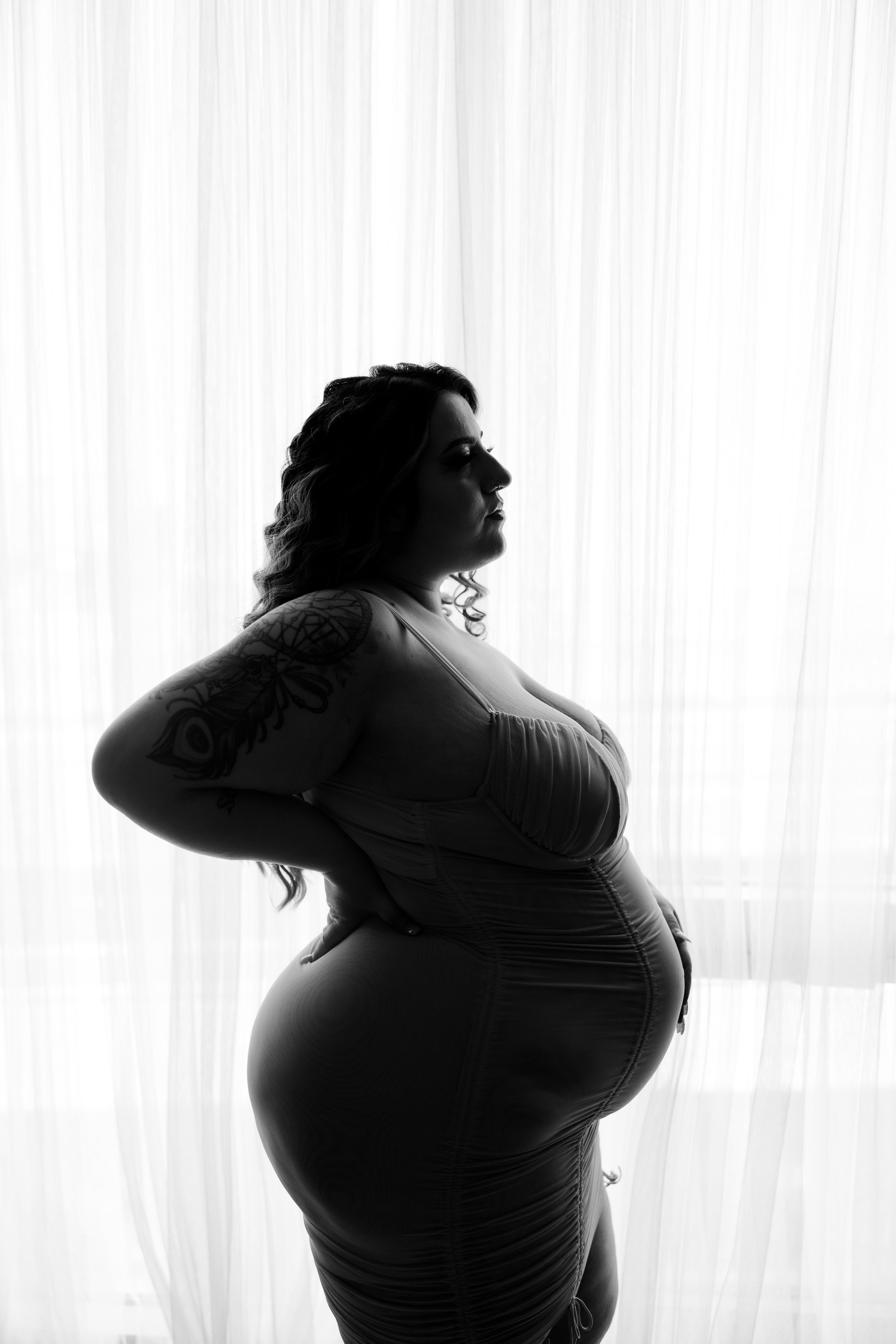 maternity-boudoir-profile-shot-dramatic-sexy-pregnancy-photo