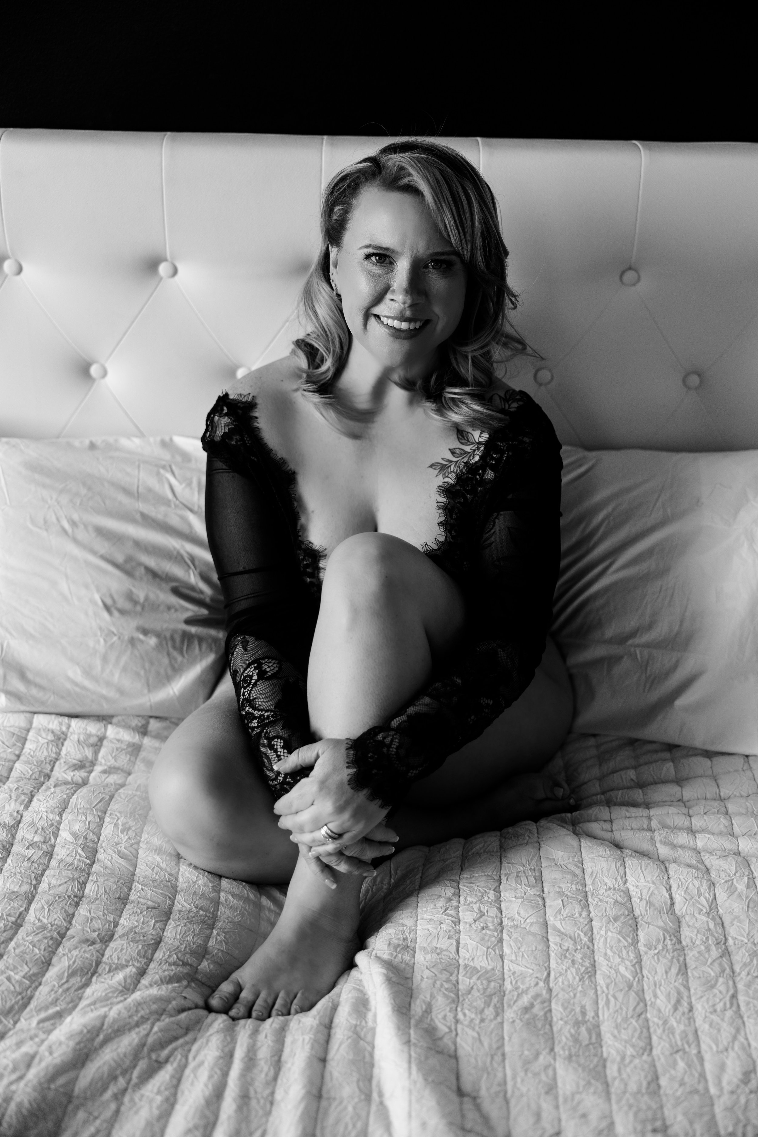 over-40-boudoir-bed-pose-sexy-moody-photos