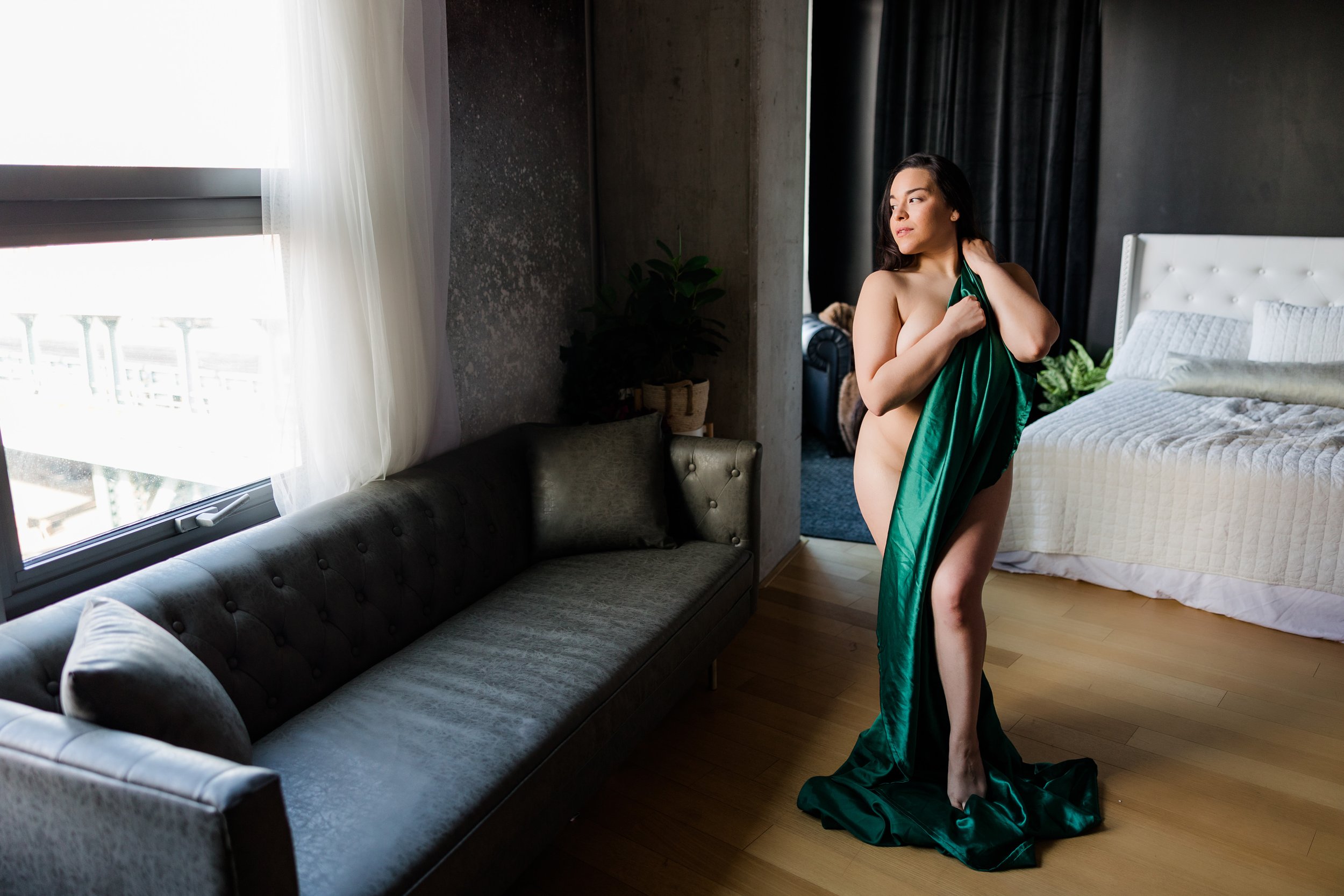 standing-pose-boudoir-implied-nude-green-satin-sheets