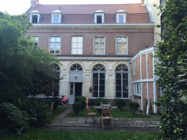 Située non loin du quartier animé de Wazemmes, la Maison Pierre Claver de Lille est voisine de l'ICAM et de l'Université Catholique de Lille qui ont accueilli et accueillent nombre de nos anciens élèves. Le jardin et la maison elle-même sont assez grands pour permettre à ses jeunes habitants d'y créer un lieu de rencontre et de partage. Pierre Claver has a second home, located in Lille, not far from the lively Wazemmes neighborhood. This house is for our many students enrolled in l’ICAM and the Catholic University of Lille. Our students transform the rather large and empty house and gardens into an animated and lively home.