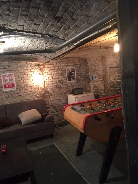 On reconnaît une maison Pierre Claver à la présence indispensable d'un babyfoot! Celui-ci a été courageusement descendu ... à la cave. It could not be Pierre Claver without the presence of foosball.