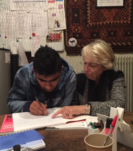 Shafiq apprend à écrire en français avec Marie-Josée. Les deux ont l'air très appliqués.