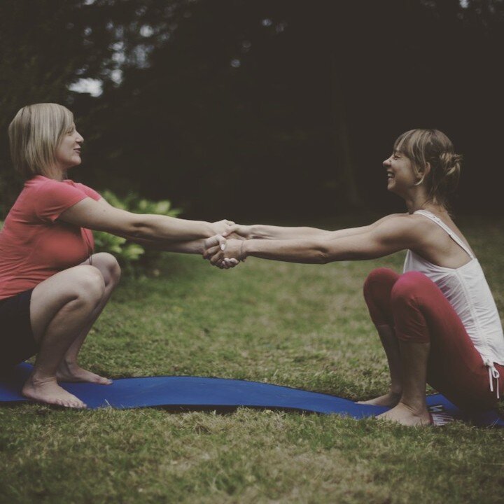 Hierbij een foto van mijn &quot;zusje&quot; en ik die haar prenatale yoga gaf enkele weken voor de bevalling van haar eerste kind, die nu al 9 jaar is ondertussen. 
Ken je iemand die zwanger is? Of ben je zelf zwanger? Zondag start een reeks prenatal