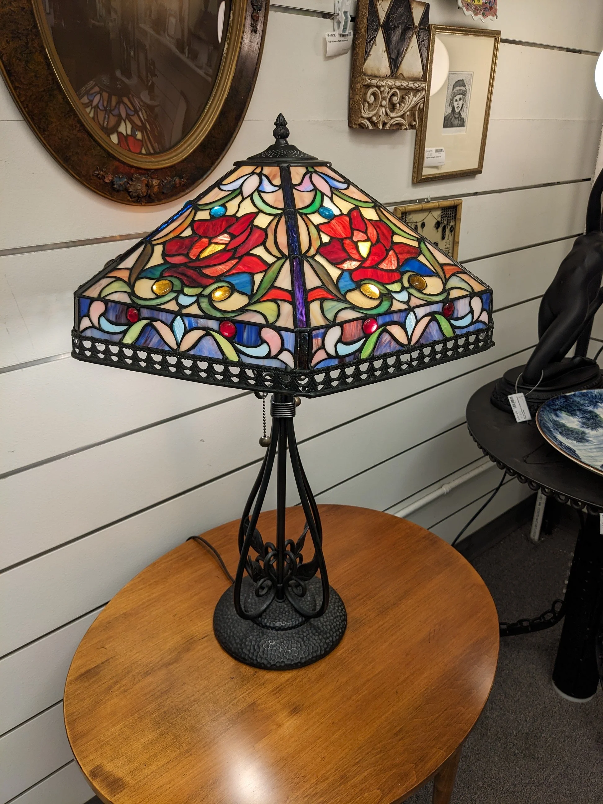 Arts &amp; Crafts-Style Stained Glass Lamp