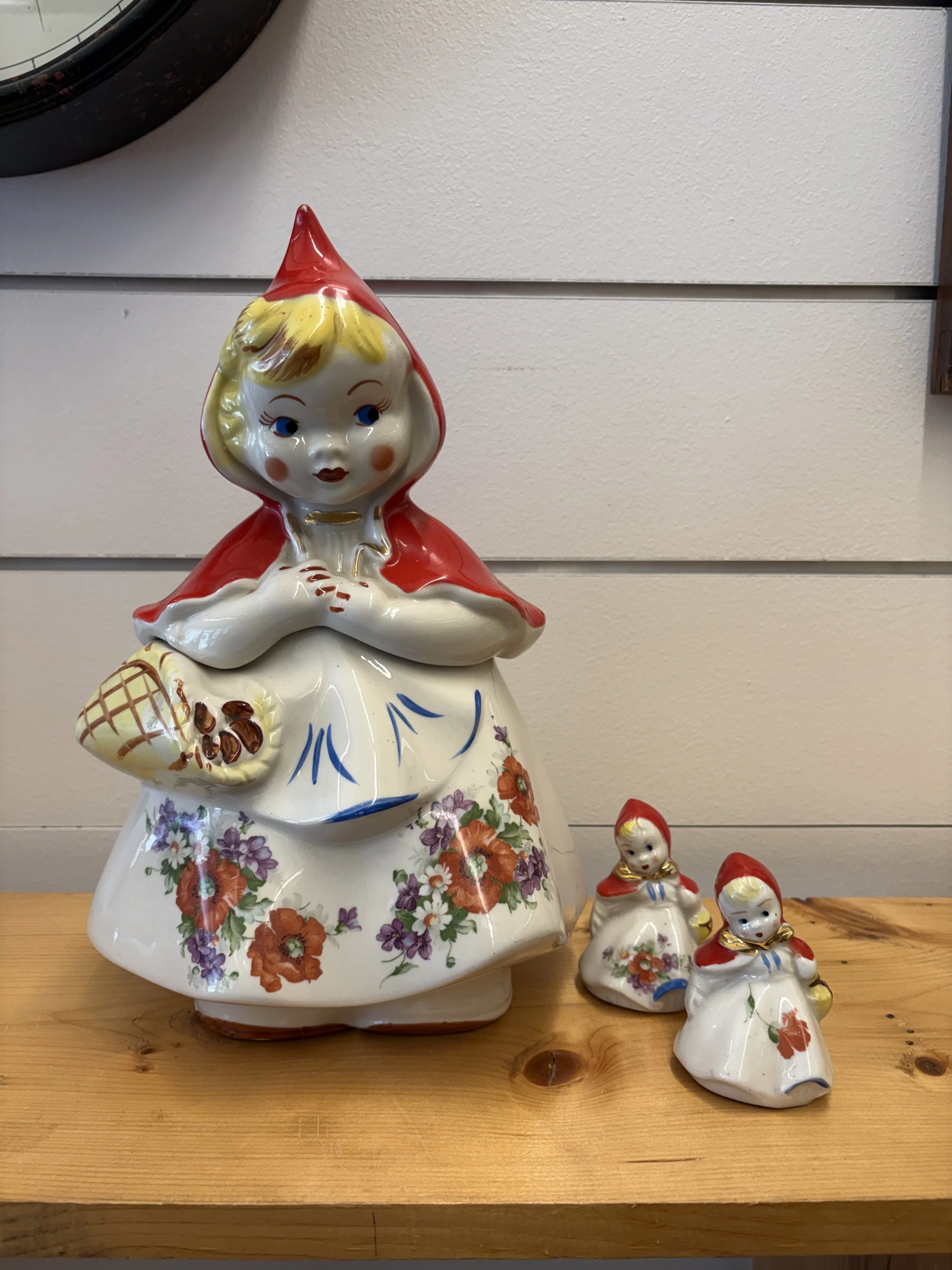 3Pc Hull Little Red Riding Hood Ceramic Set