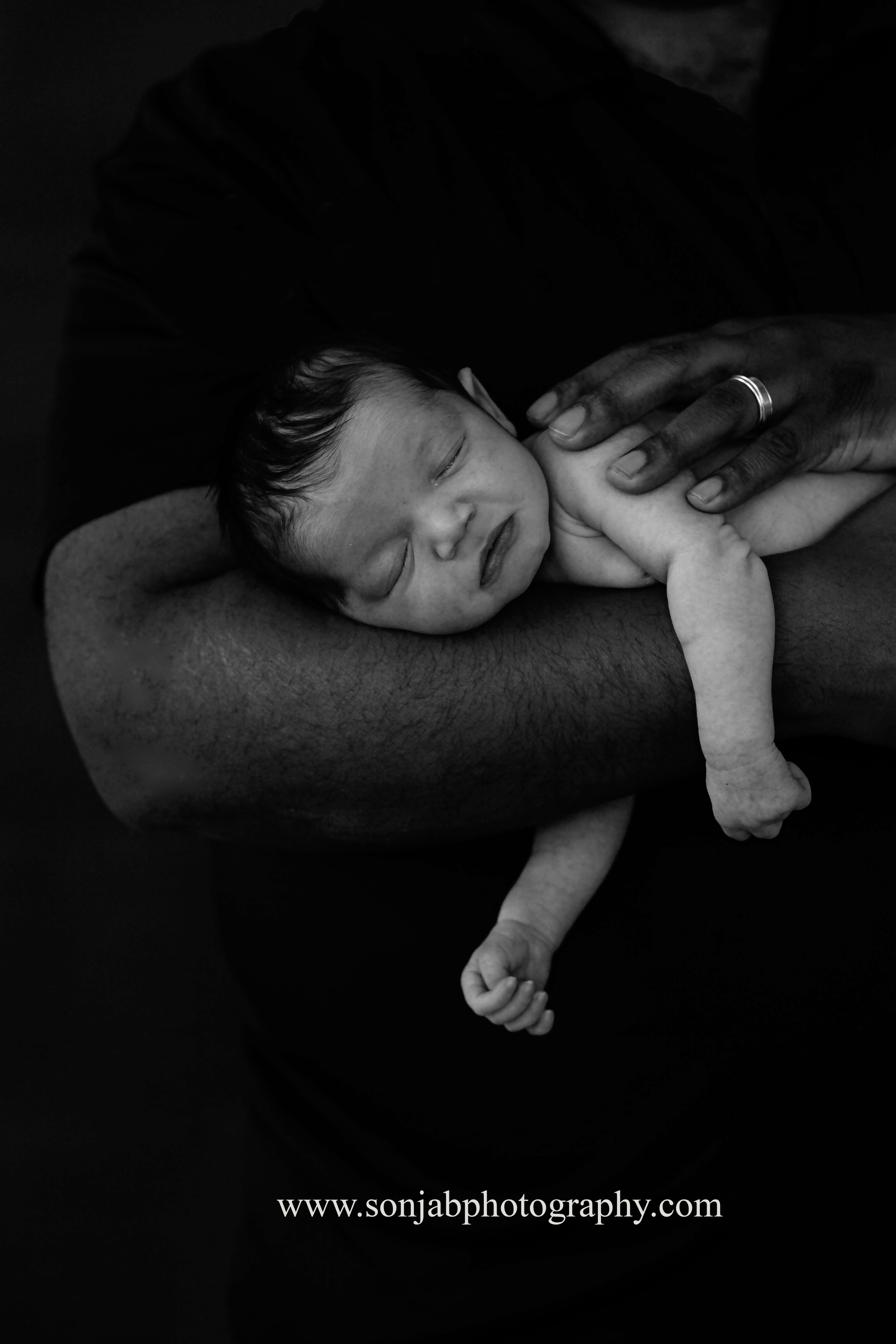 cincinnati newborn photography daddy arm.jpg