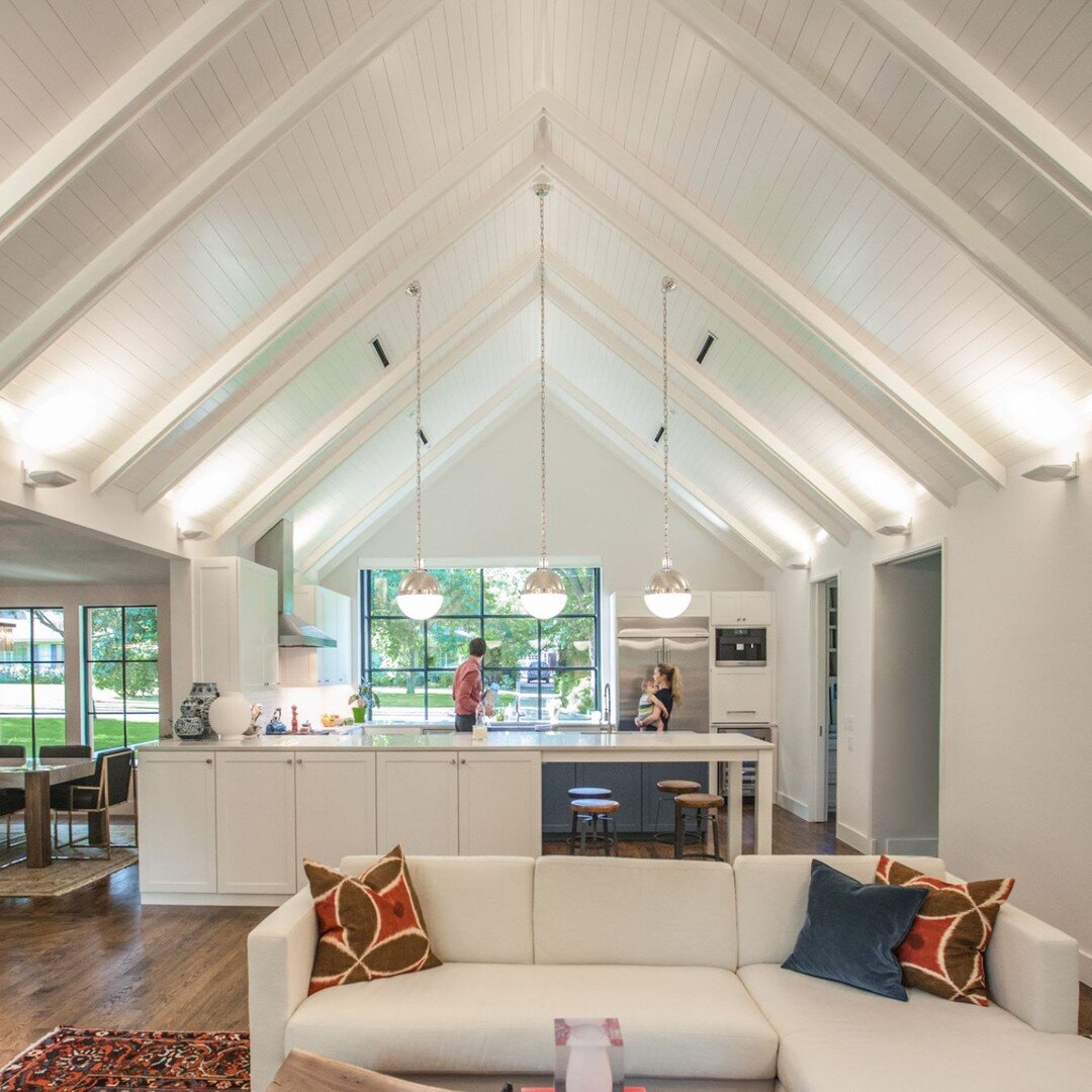 Light Airy Kitchen
.
.
#dallasdesign #dallasarchitecture #dallasarchitect #modernarchitecture #kitchen #vaultedceiling