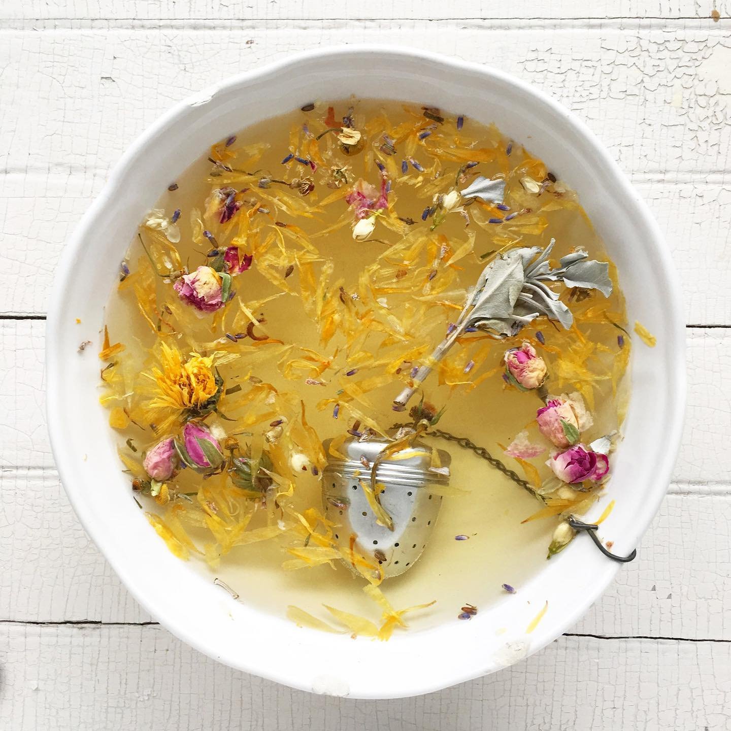 Who has tried the ice bath for your face from our April Healing Waters blog? Link in bio. 

If you want to take your cold plunge facial to the next level, try freezing a batch of our Gingermint Bathtub Tea into ice cubes 🌼

You can run a frozen cube
