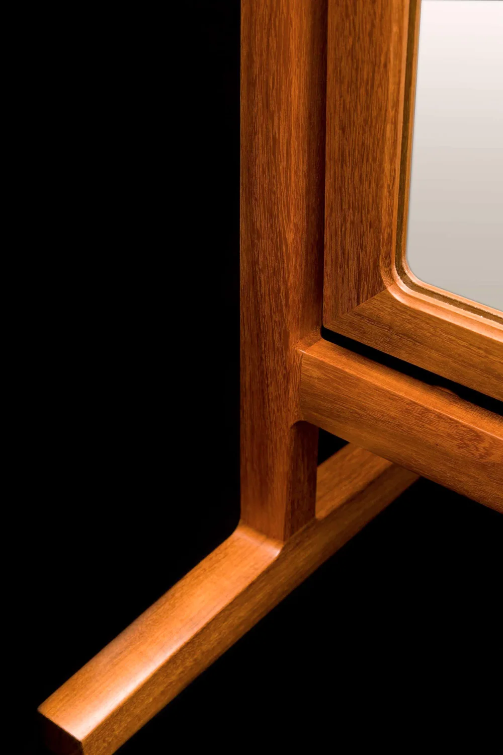 Mirror-Grain-Furniture-Studio-By-Jason-Hernandez-03.jpg