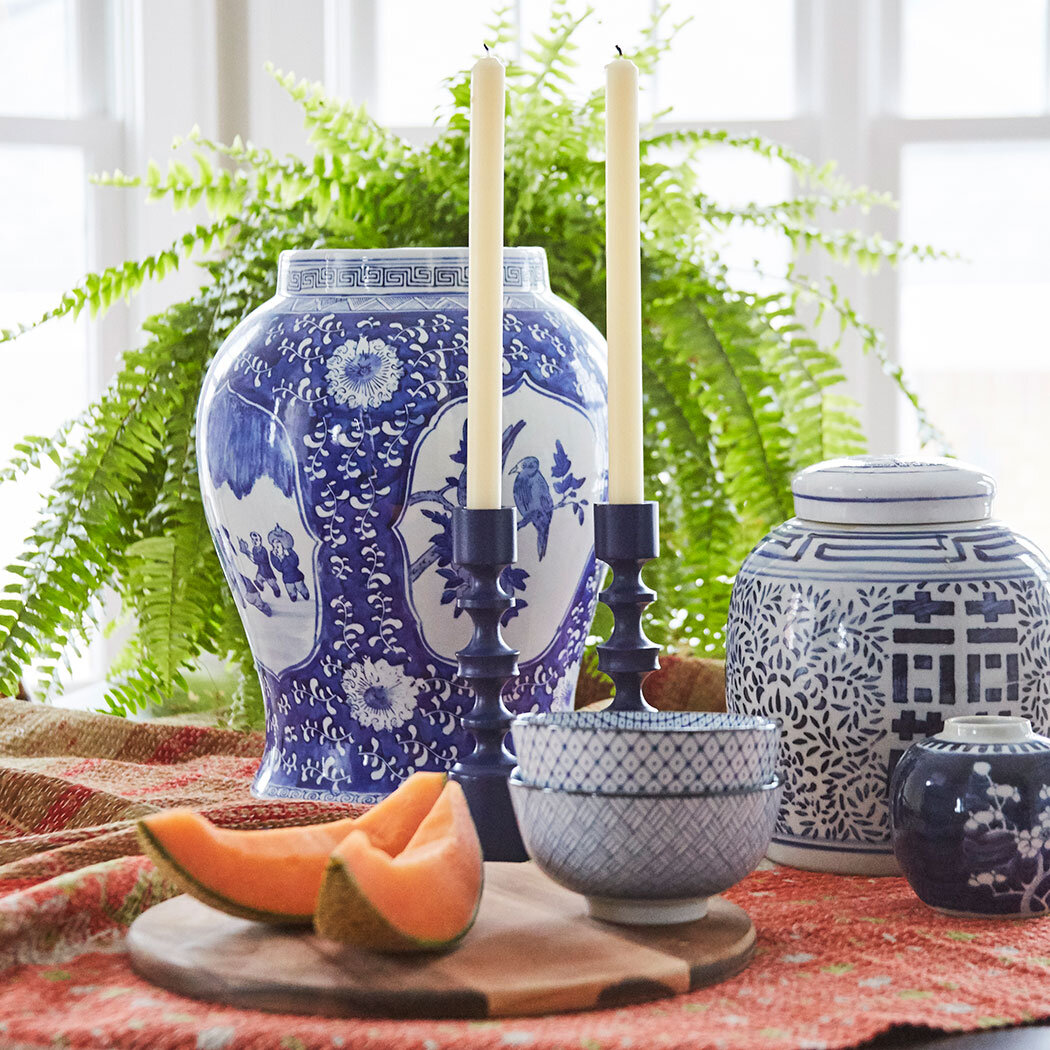 Vintage chinoiserie vases in breakfast nook