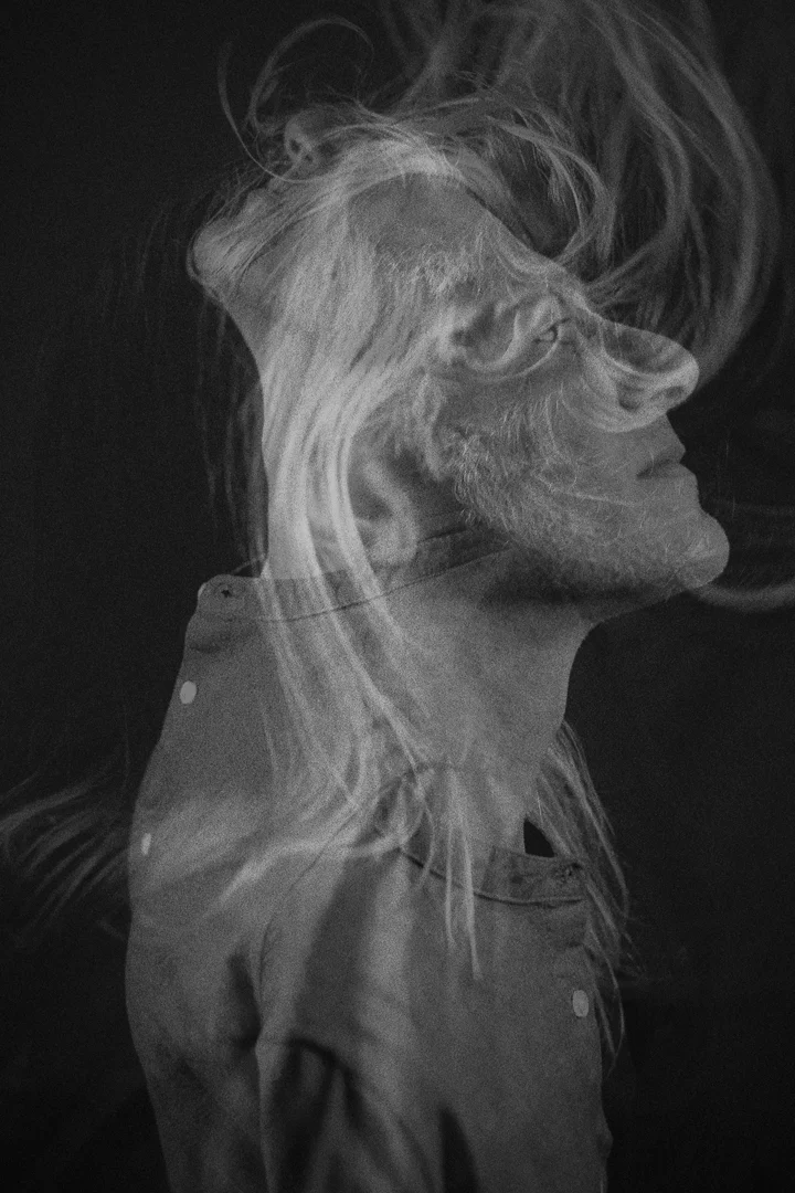 max_gel_shoot_blue_half_ct_double_layer_182_bw_low.jpg