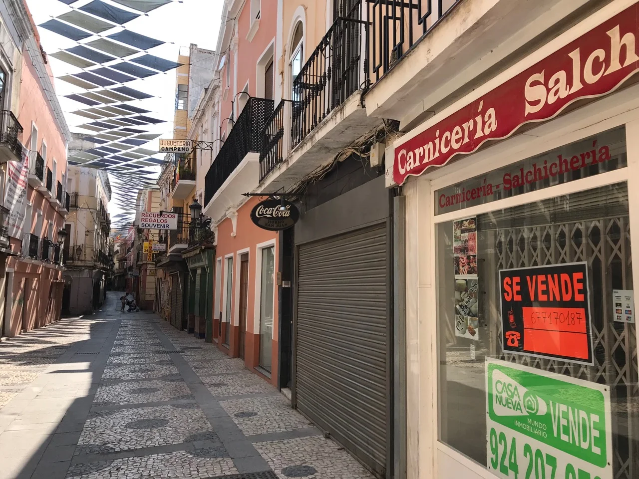 Closed or out of business stores during the day in Badajoz
