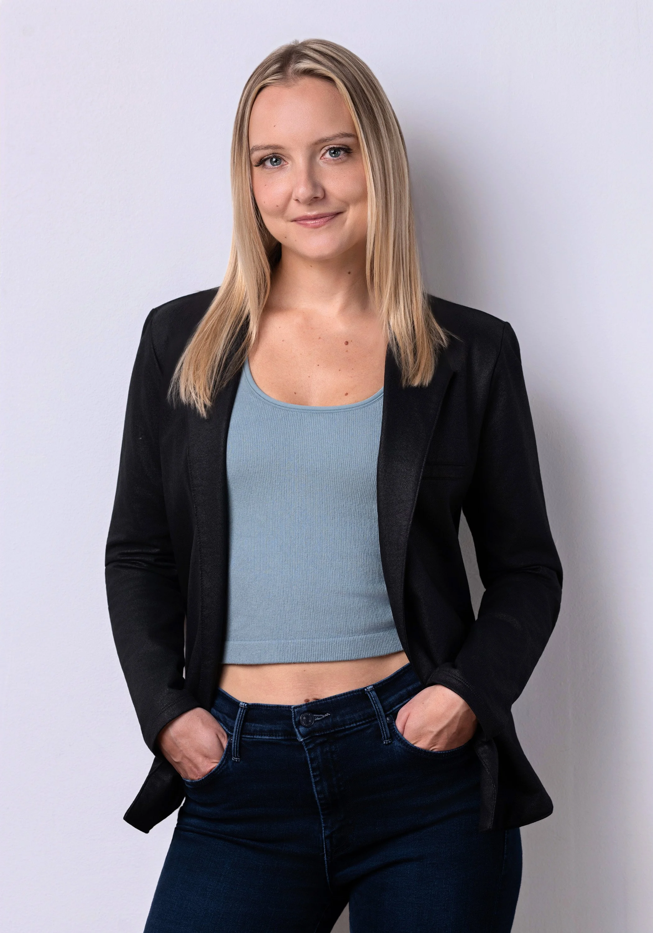 L.Kulow Headshot 08a.jpg