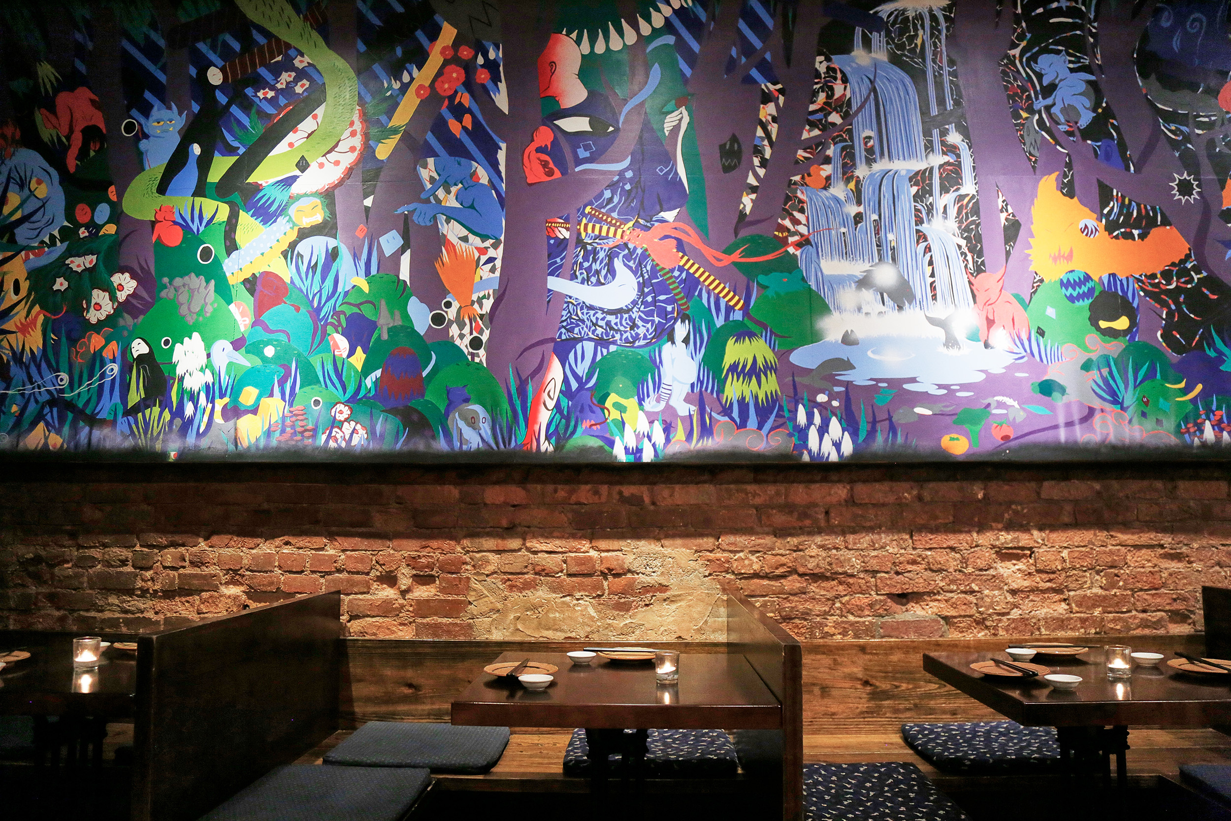  Juban’s signature mural in the main dining room 