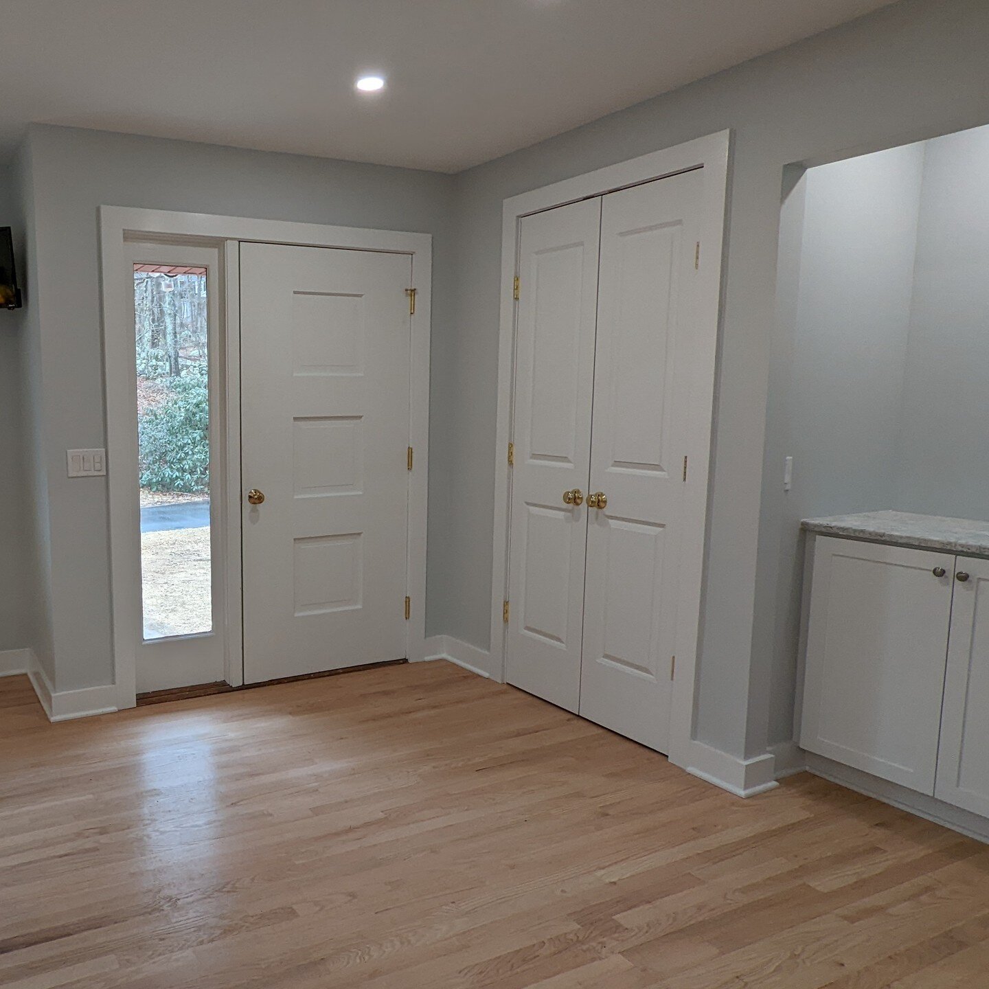 Love this new entry way and built-in mini bar. Welcome home! 

#afterphotos #remodeling #eastlyme #remodeling #remodel #renovation #ideasandinspiration #ideasandabilities #designinspiration #home #homedesign #homeimprovement #entryway #cottage #niant