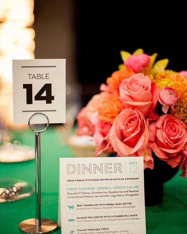 THIS table paper suite is everything. Styled by @mimiweddings at @ariampls