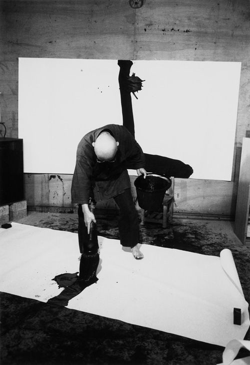 Inoue Yûichi in his studio, 1984, Photo by Itô Tokio Mehr 