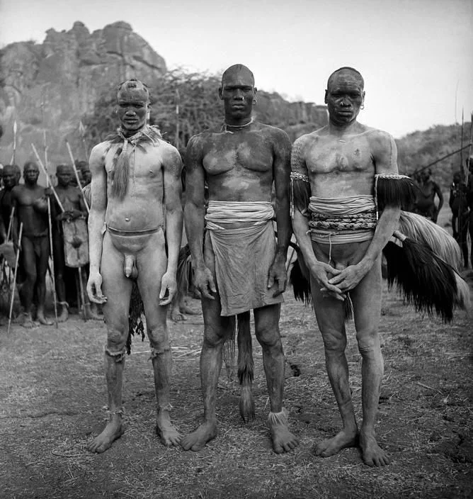 George Rodger, Korongo wrestlers, Kordofan, Southern Sudan 1949 Placements: COSTAS | PEITO & ABD | 1 BRAÇO & COSTAS | 1 BRAÇO, PEITO & ABD | 