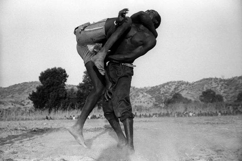 Jack Picone, Two wrestlers mid match in the Nuba Mountains, Southern Sudan. Placements: PEITO & ABD | PEITO, OMBRO & COSTAS | PEITO, PESCOÇO & COSTAS |PEITO & BRAÇO | COSTELA & COXA | 
