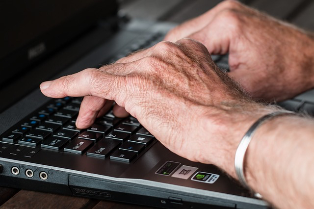 Older hands at laptop - grat 640.jpg