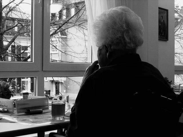 Older woman at window - grat 640.jpg