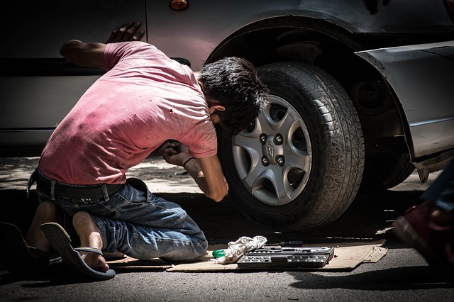 Car repair boy P - 640.jpg