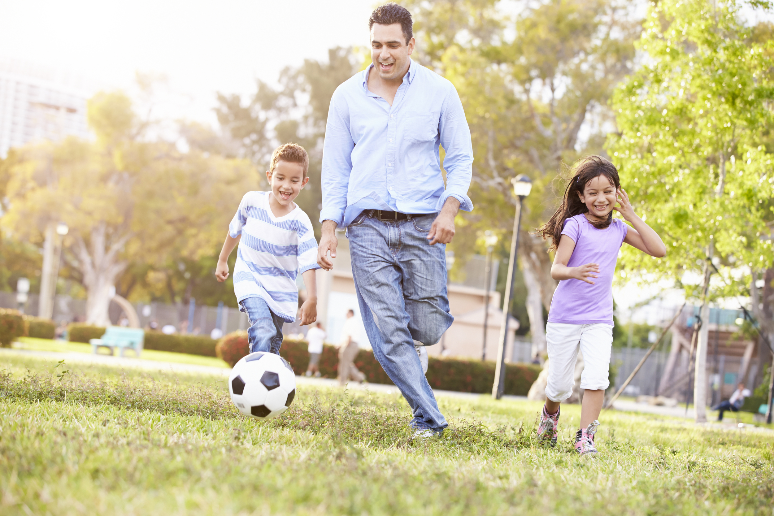 Папа играет в футбол. Футбол всей семьей. Семья на футболе. Семья с футбольным мячом. Ребенок и папа футбол.