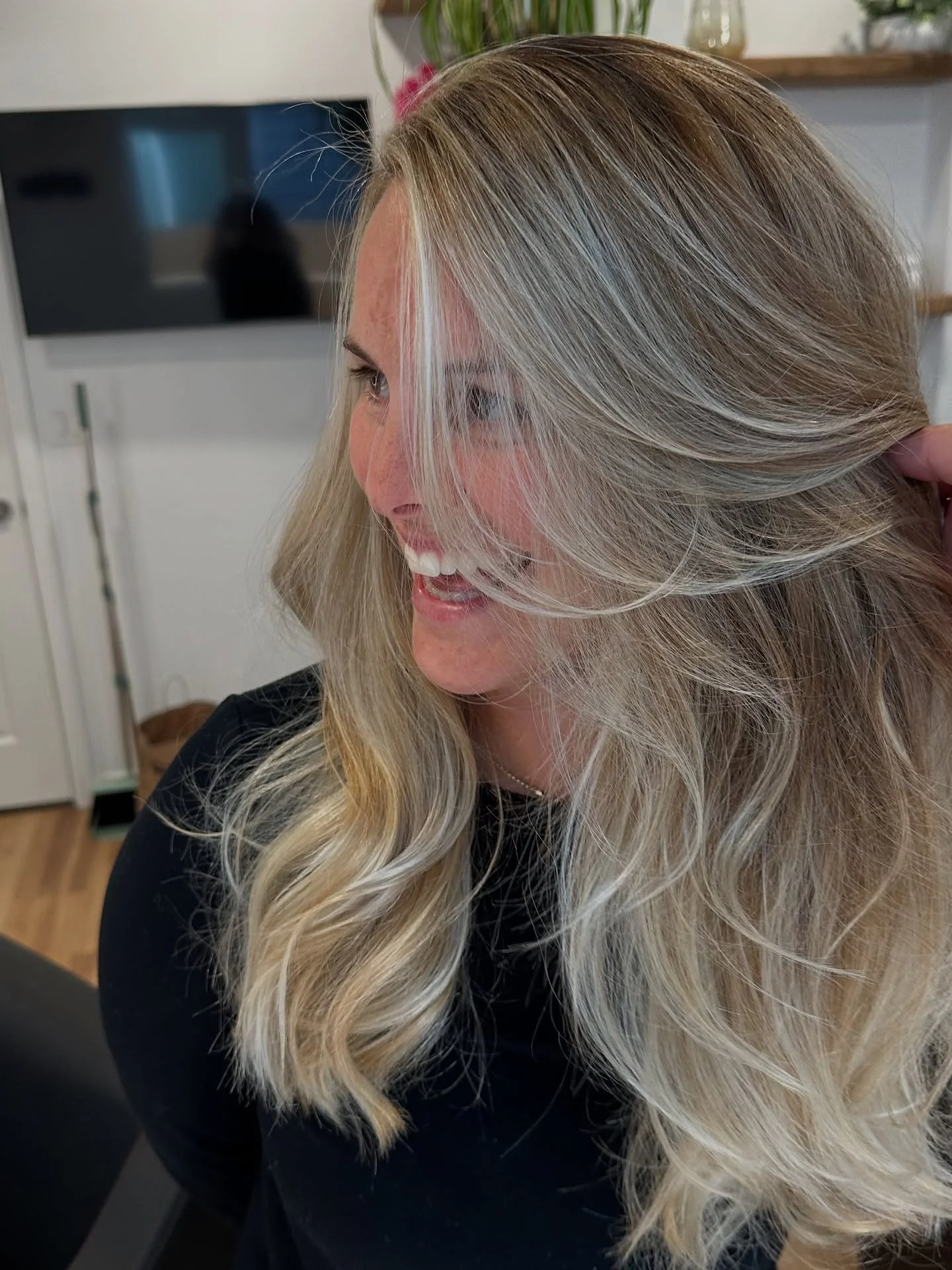 ✨ Now accepting new clients ✨
Blonde? Brunette? Somewhere in between?
If you’ve been craving lived-in color, seamless dimension, and hair that makes you feel like you again — I’ve got you.
I specialize in balayage + dimensional hi