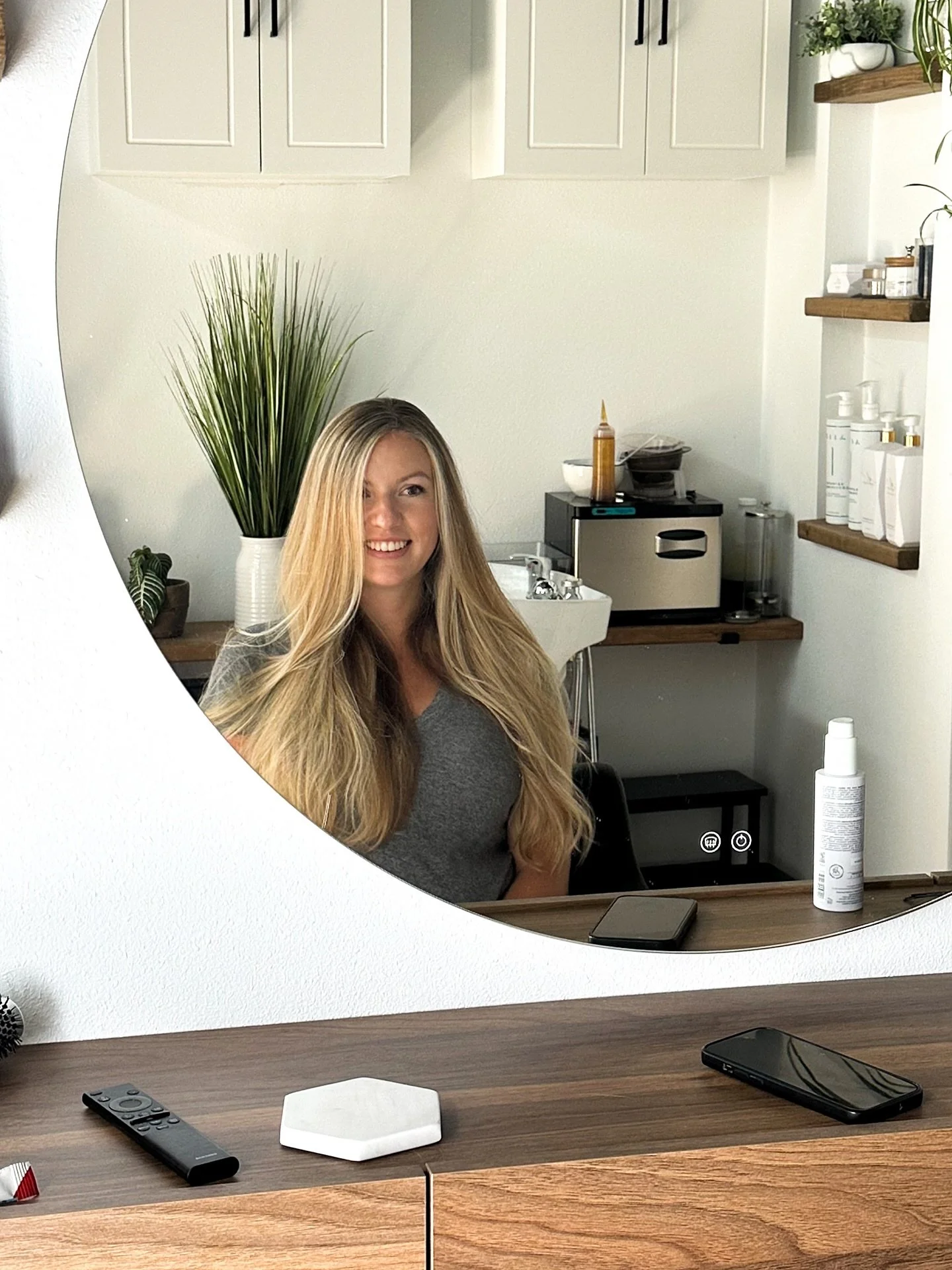 Nothing I love more than when a client can’t stop playing with her hair after her service!
Obsessed with these blendy summer bronde foils I’ve been doing lately.
They’re just so dreamy!
#brunettebalayage #bronde #teddyblonde #balaya