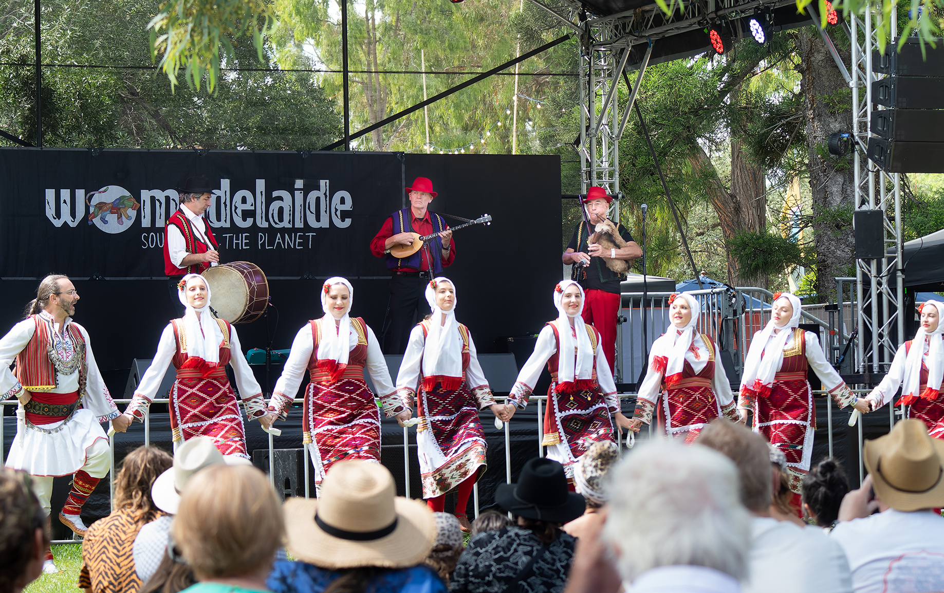 Gosti-dancers-womad-1.png