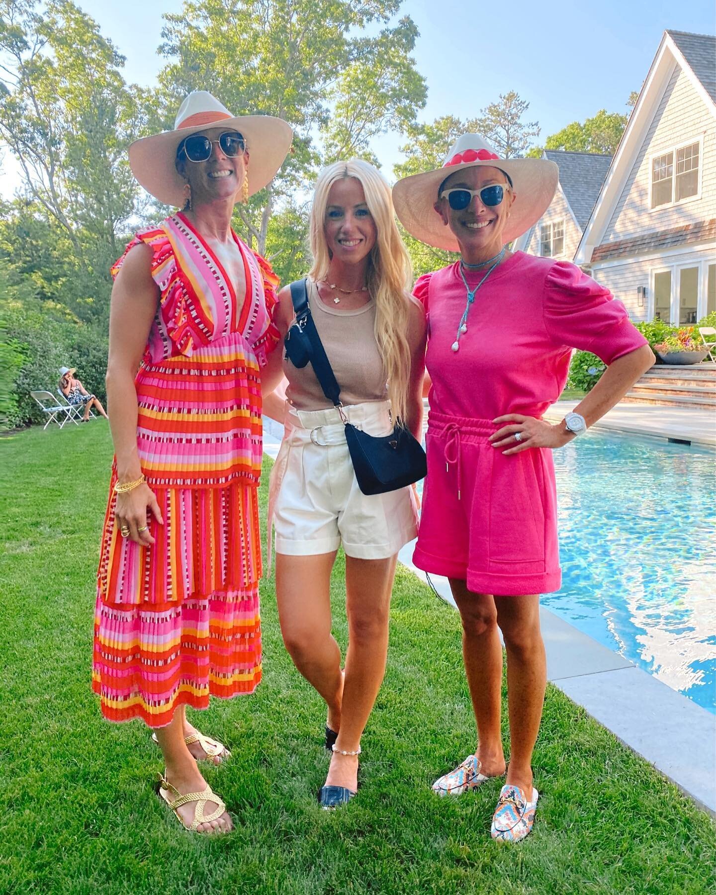 ☀️Loving all the pops of color on @hamptonsnystyle and @lisadcokinos at the @modatrova shopping event yesterday! The best part was doing a little summer shopping and hanging with these two amazing ladies! #summer #style #hamptons #hamptonsstyle #nyc 