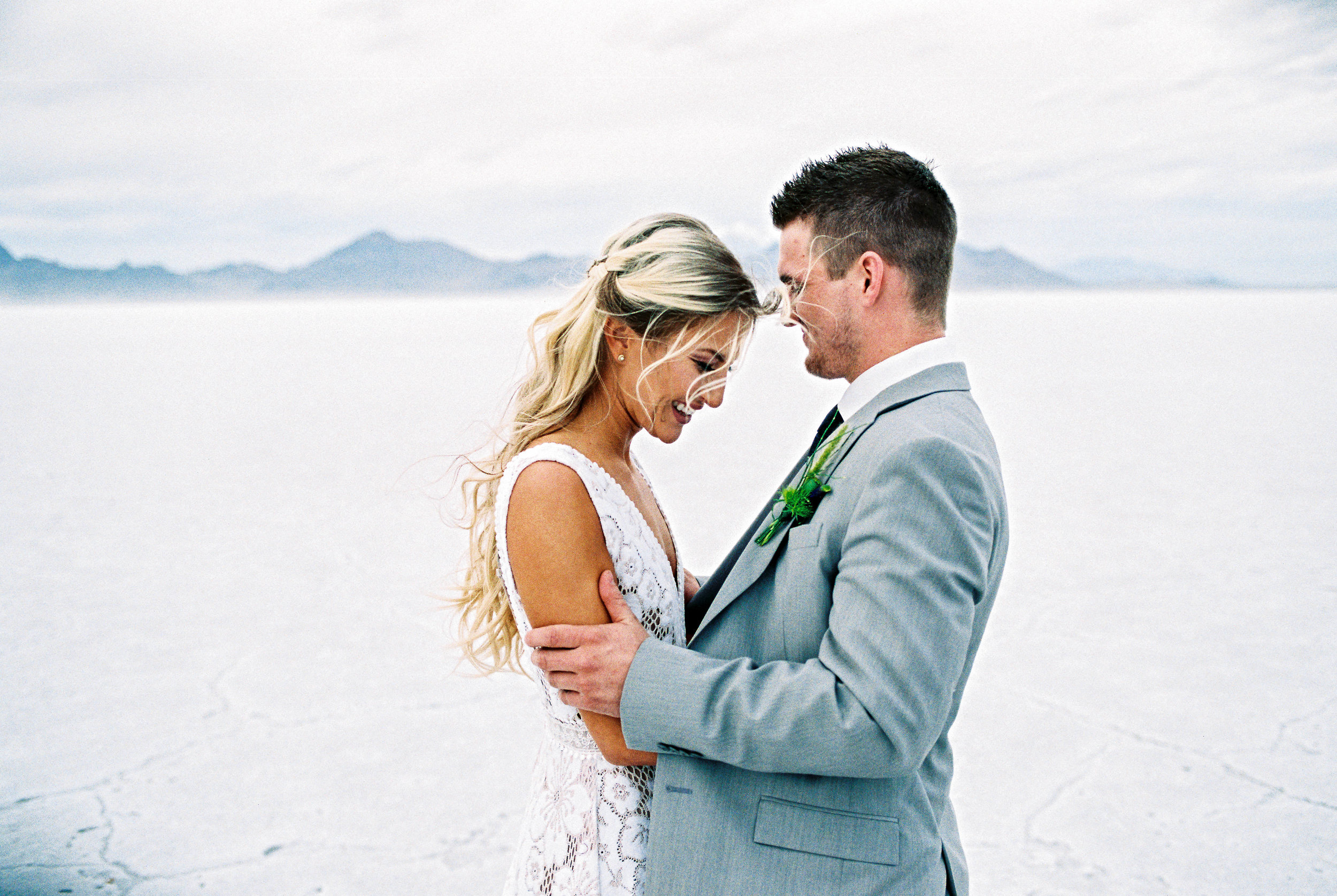 Beautiful elopement bridals on the Bonneville Salt Flats Utah photographers