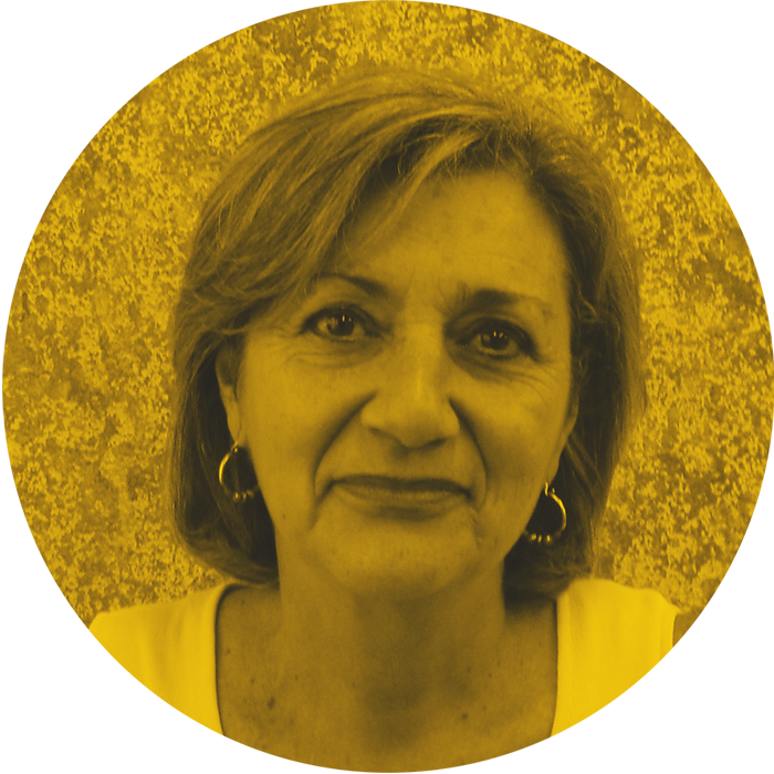 HES Socio Fundador + Directora de Operaciones Haber estudiado la licenciatura en la facultad de Filosofía y Letras de la UNAM, dotó a Hes de una específica cualidad: la capacidad de encontrar la razón en todos los puntos de vista. Así, después de trabajar en diversas empresas relacionadas con la producción, la comunicación y las ventas, Hes se especializó en Atención a Clientes para enseñarnos que el cliente siempre tiene, de una u otra forma, la razón.