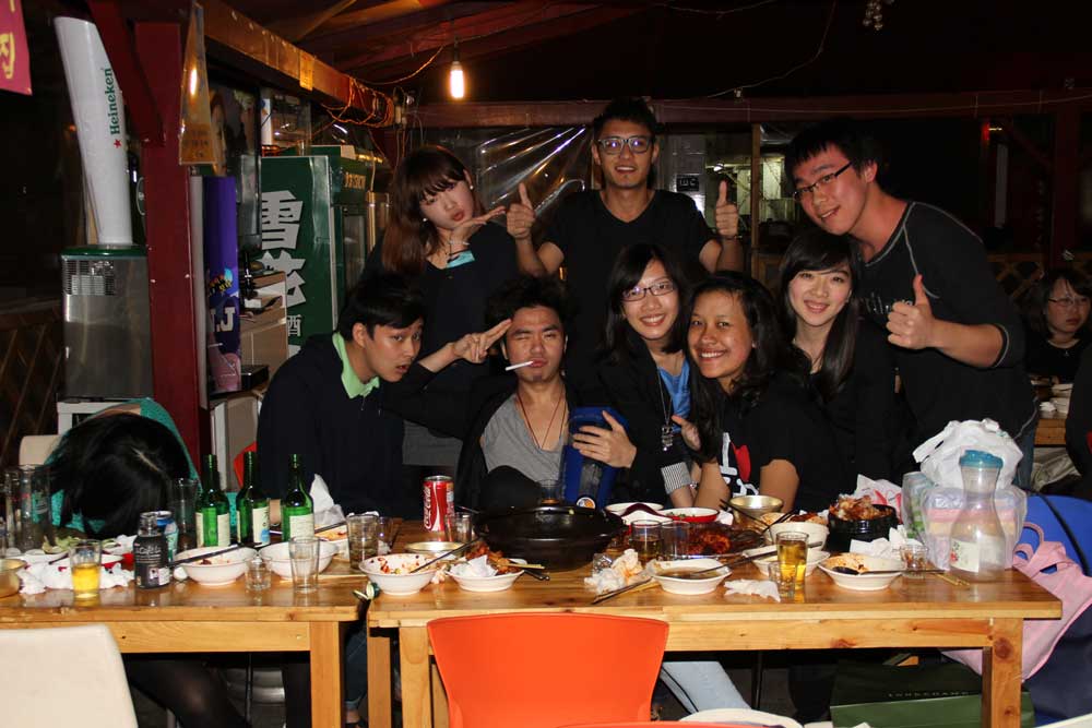 see them faces, pantat bayi, super kenyel, no pore at all! HAHA envy!