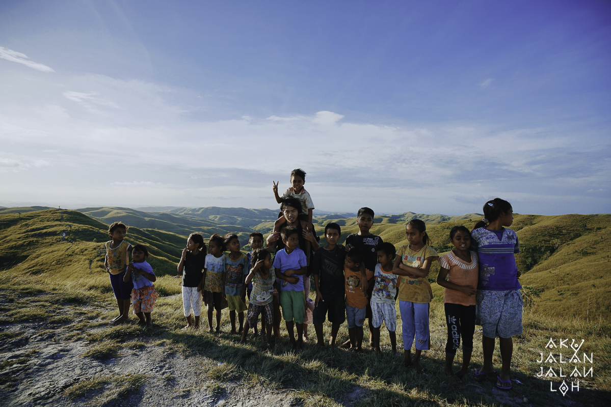 Bersama segerombolan anak-anak di bukit Wairinding.