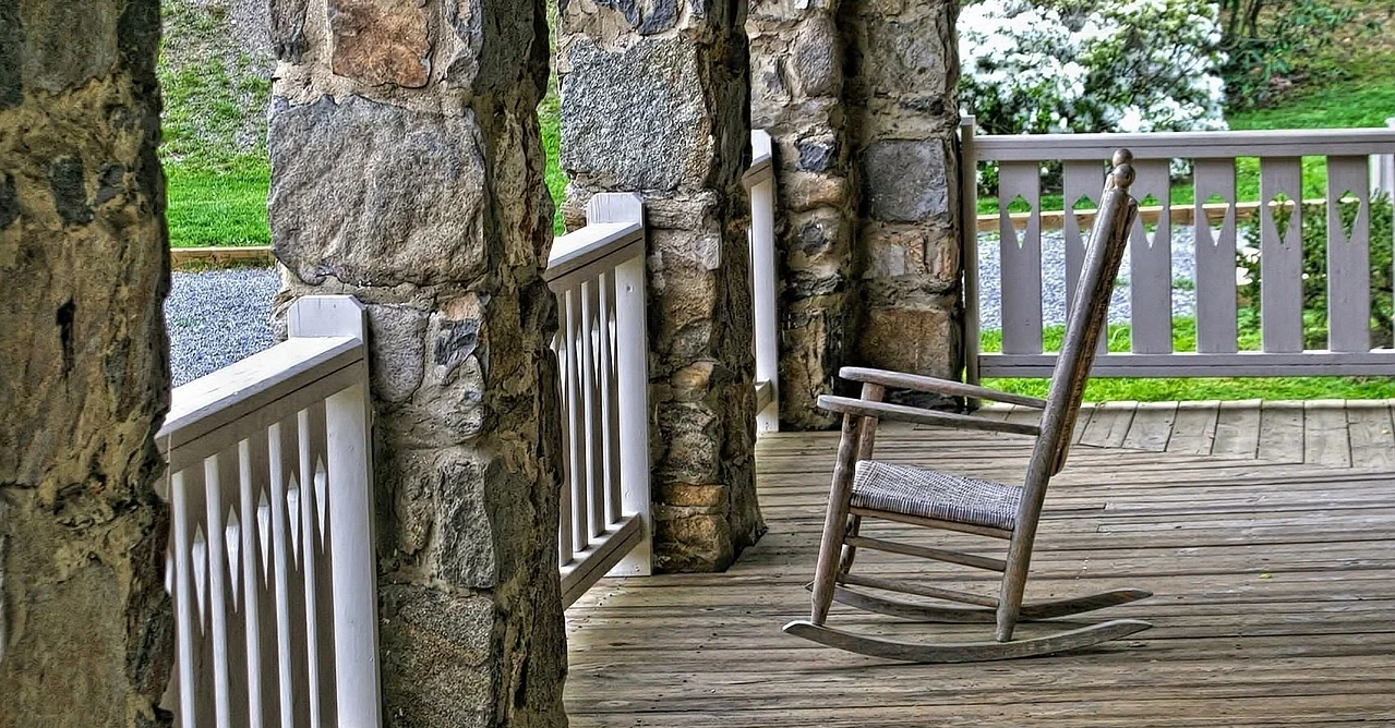 porch-1034405_1280.jpg